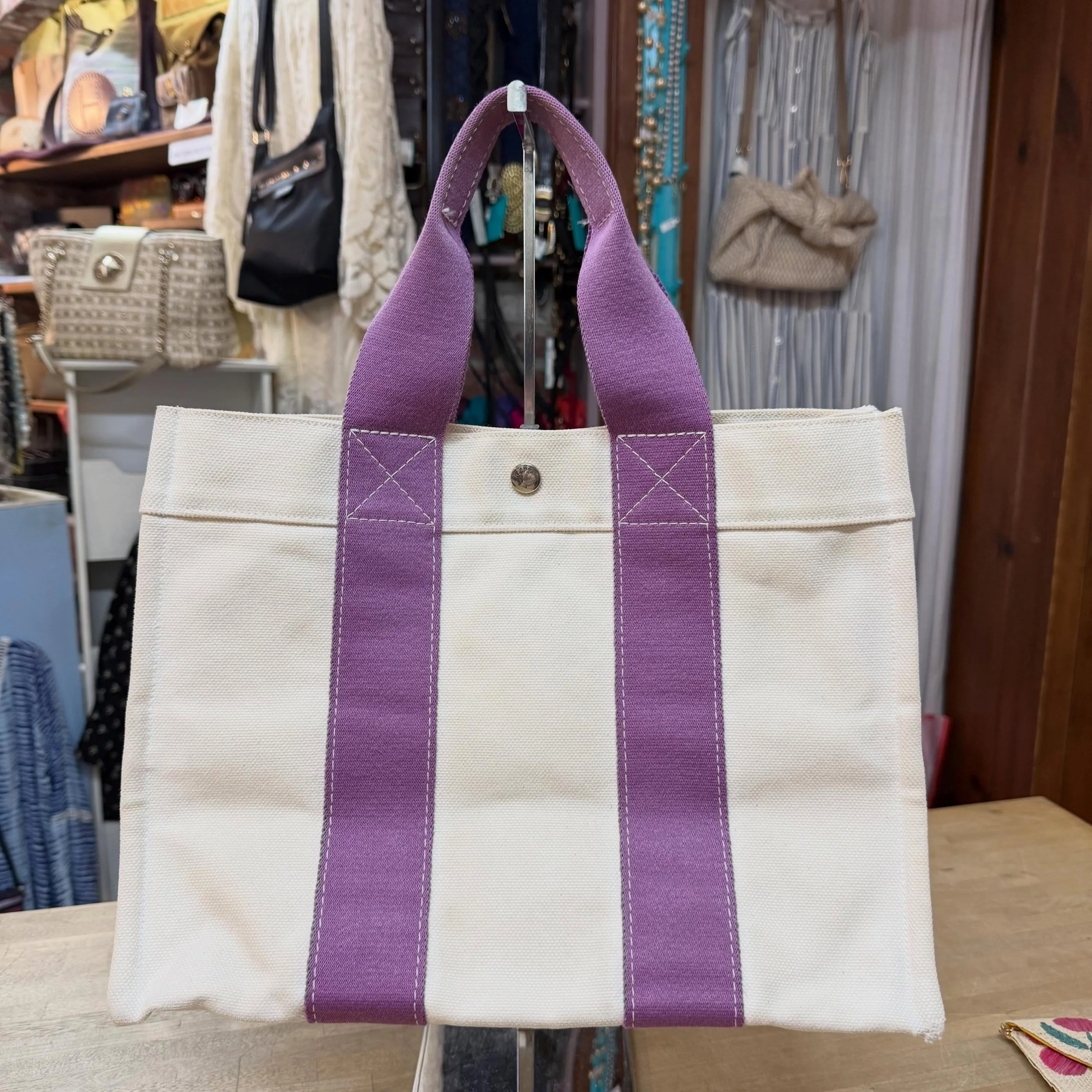 Herm&egrave;s Toile bora bora tote 💜🤍
$315
.
.
$8 shipping continental US
Free shipping for purchases over $100
.
.
FOLLOW OUR BACKUP ACCOUNT: @seaagainconsignment