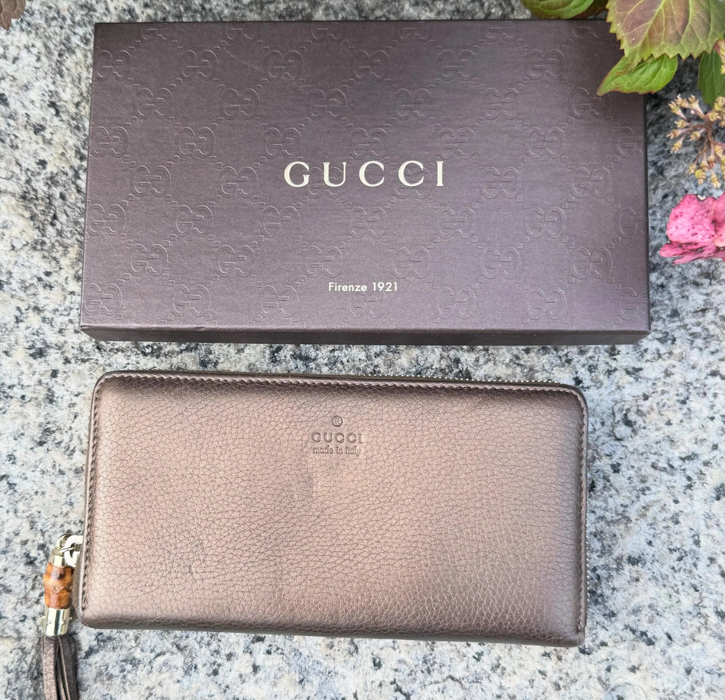 🆕 Gucci Bamboo Tassel continental wallet * $265
.
.
$8 shipping continental US
Free shipping for purchases over $100
.
.
FOLLOW OUR BACKUP ACCOUNT: @seaagainconsignment