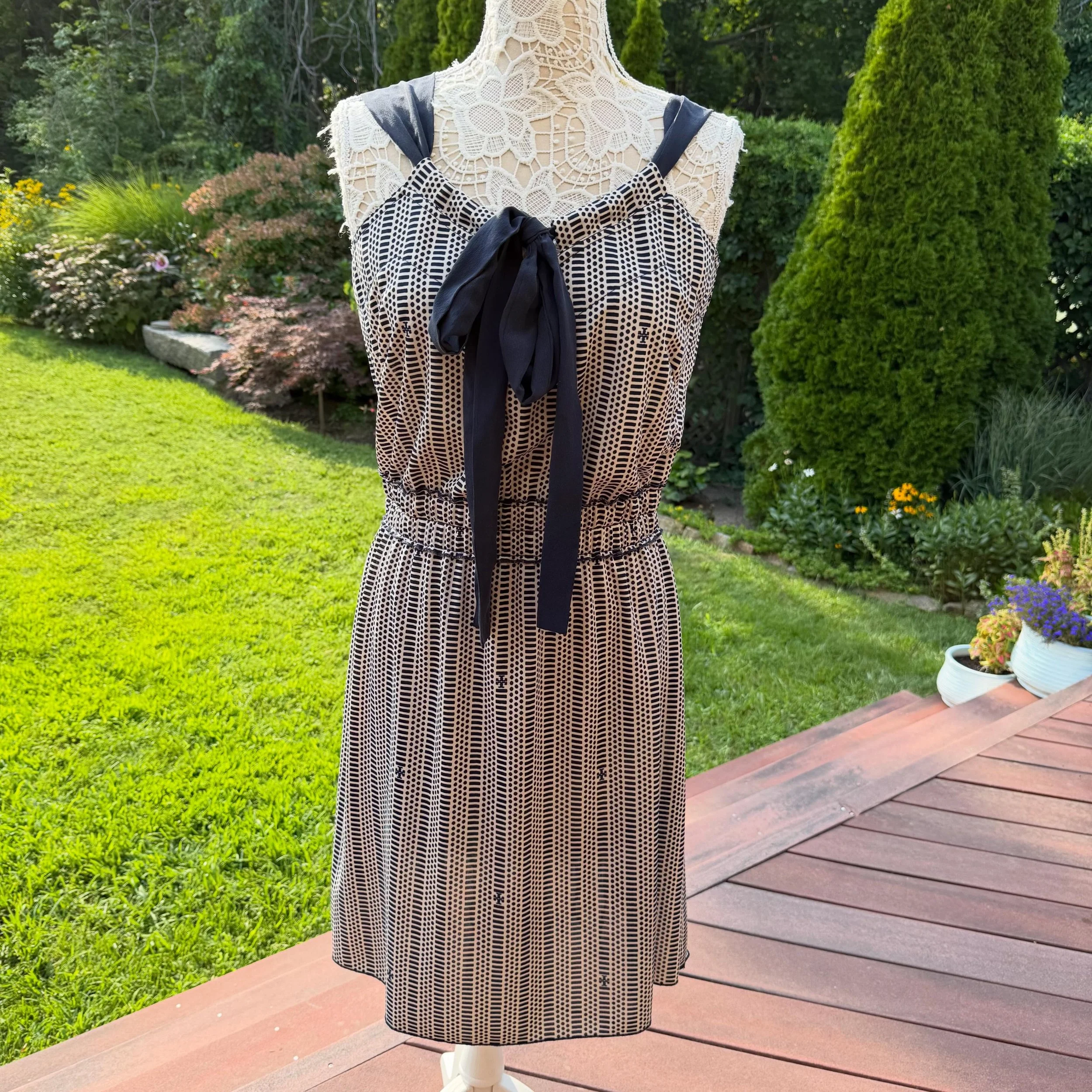 🆕 Tory Burch Monica dress. Medium * $175 ($325 retail!)
.
.
$8 shipping continental US
Free shipping for purchases over $100
.
.
FOLLOW OUR BACKUP ACCOUNT: @seaagainconsignment