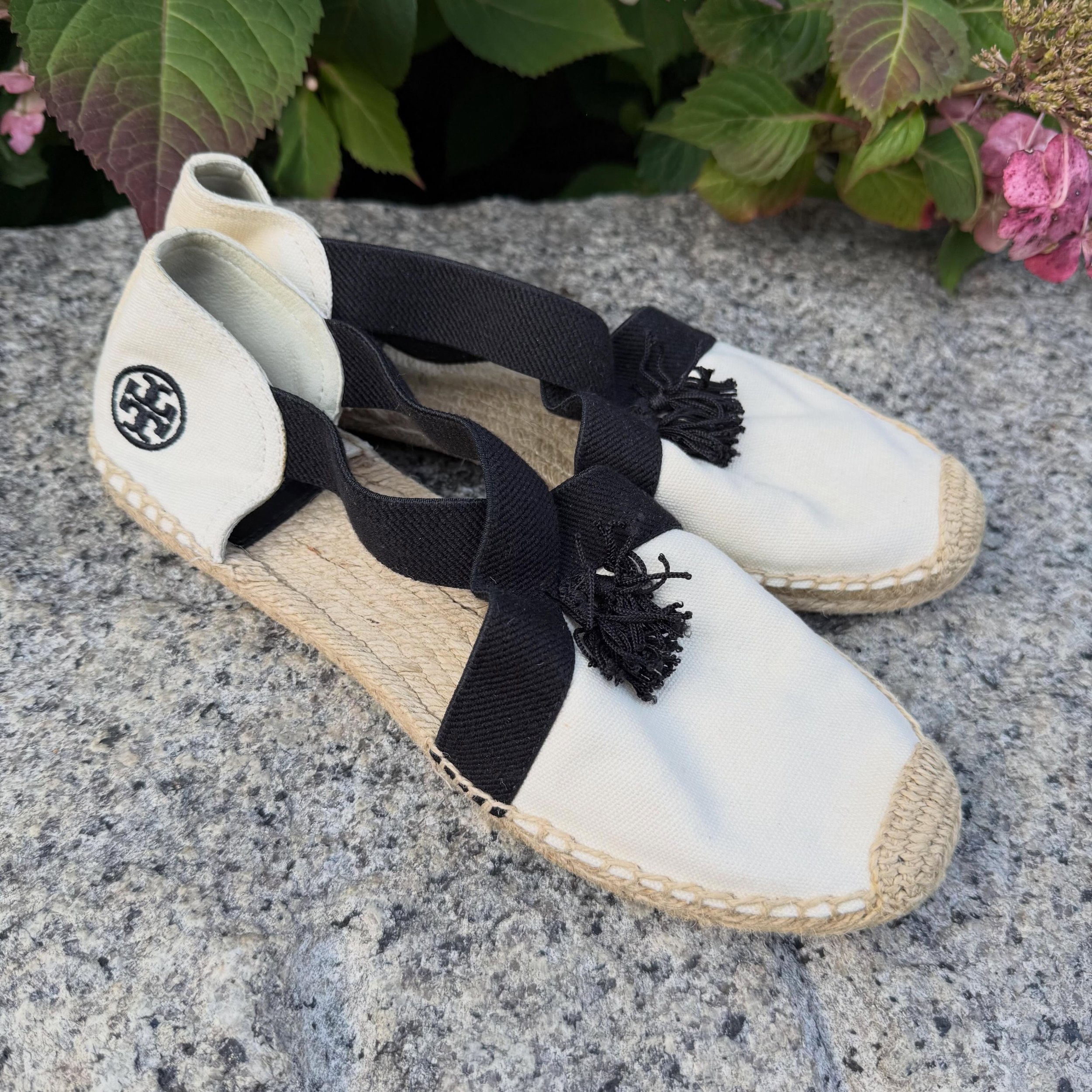 Tory Burch espadrilles. Sz 9.5 * $45
.
.
$8 shipping continental US
Free shipping for purchases over $100
.
.
FOLLOW OUR BACKUP ACCOUNT: @seaagainconsignment