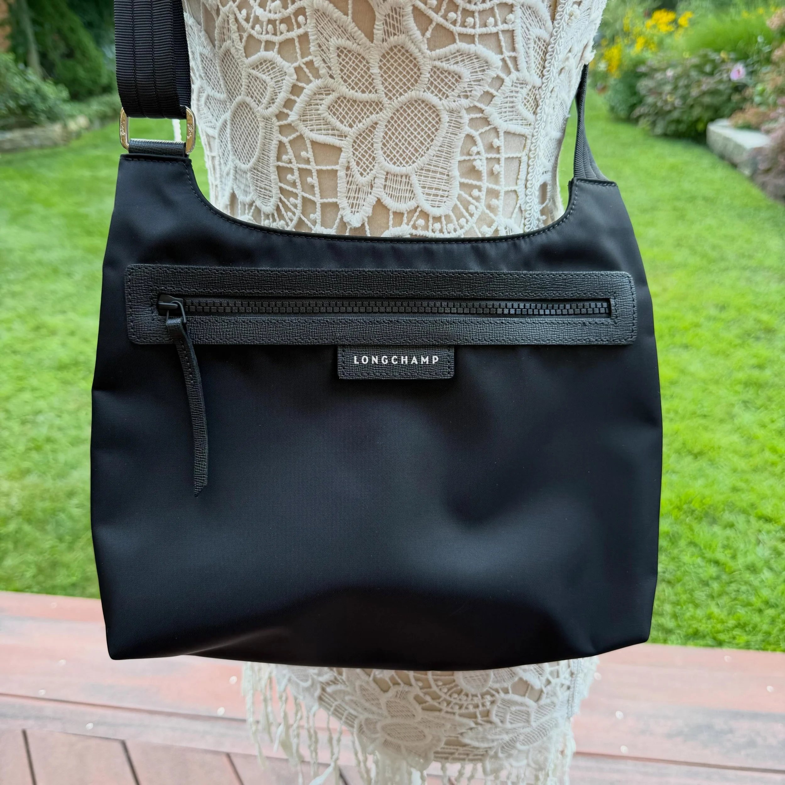 Longchamp Le Pliage N&eacute;o flat crossbody * $70
.
.
$8 shipping continental US
Free shipping for purchases over $100
.
.
FOLLOW OUR BACKUP ACCOUNT: @seaagainconsignment