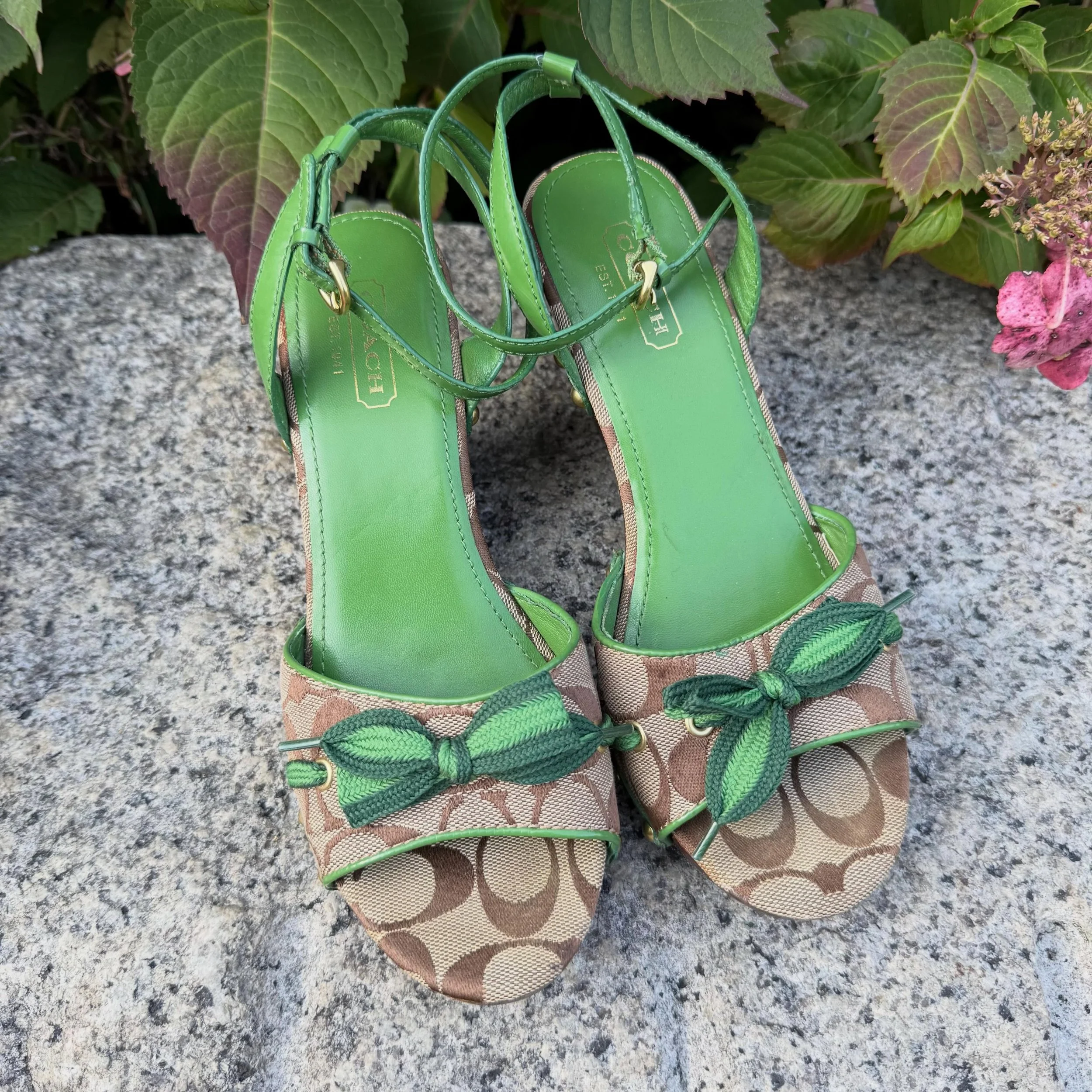 Vintage coach clog sandals. Sz 8.5 * $70
.
.
$8 shipping continental US
Free shipping for purchases over $100
.
.
FOLLOW OUR BACKUP ACCOUNT: @seaagainconsignment