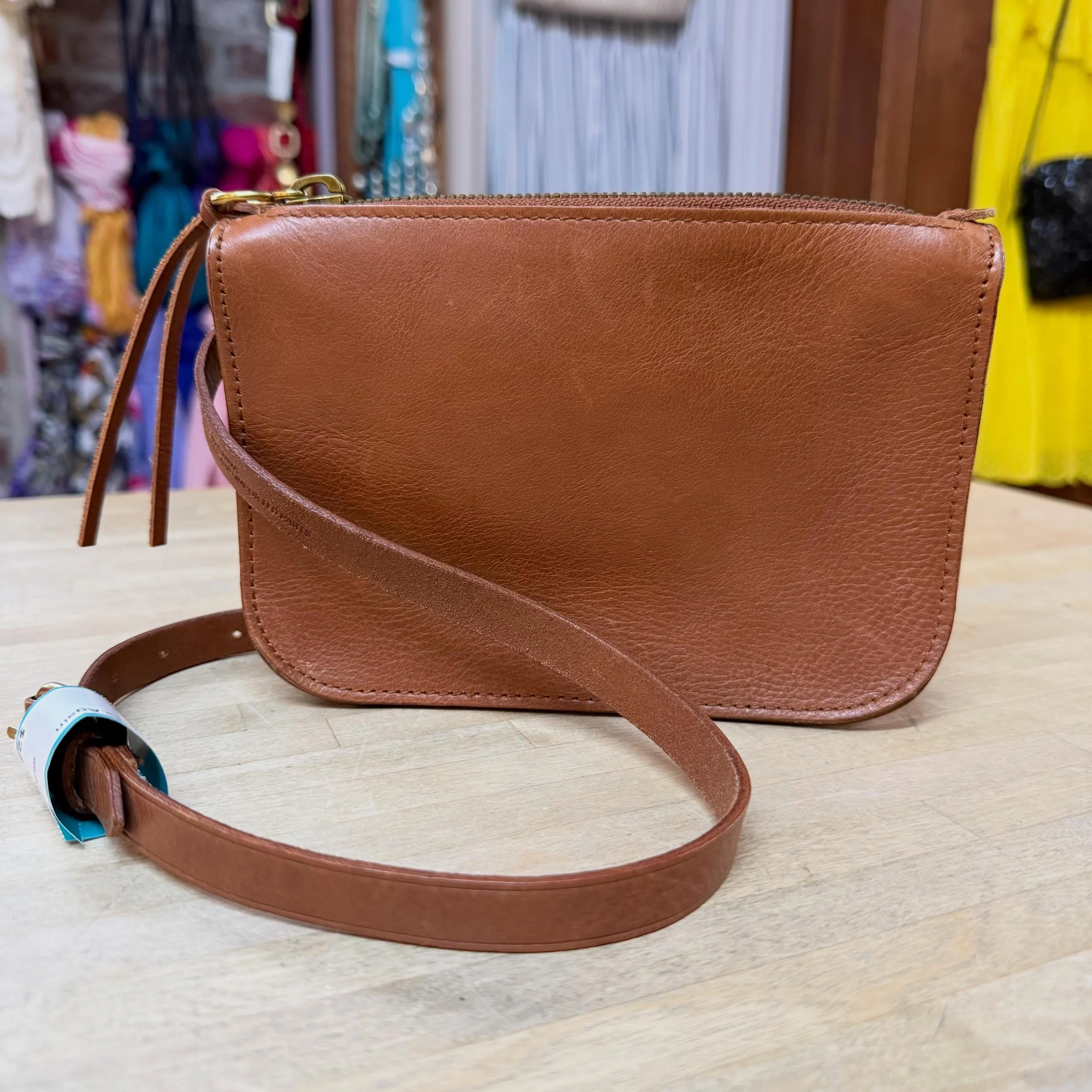 Madewell leather belt bag * $32
.
.
$8 shipping continental US
Free shipping for purchases over $100
.
.
FOLLOW OUR BACKUP ACCOUNT: @seaagainconsignment