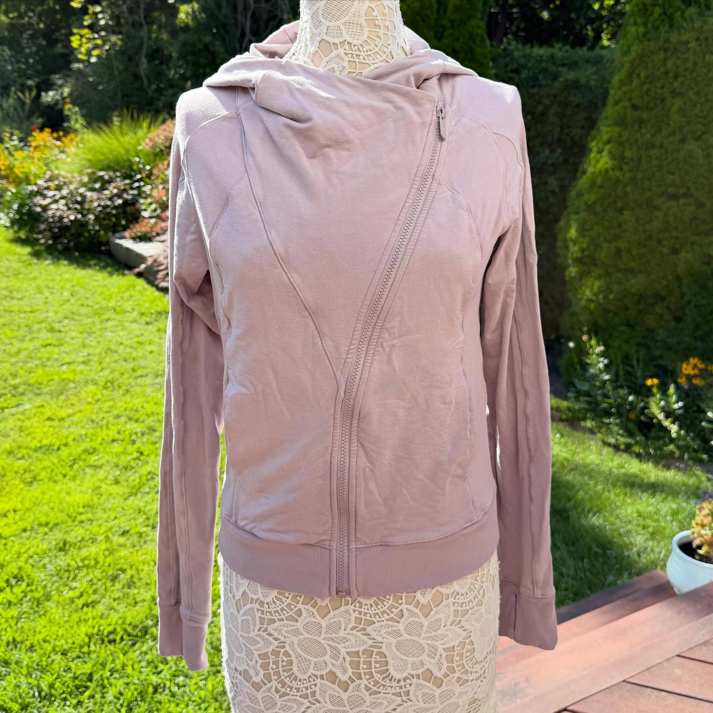 Lulu Coast hoodie. Sz 8 * $40
.
.
$8 shipping continental US
Free shipping for purchases over $100
.
.
FOLLOW OUR BACKUP ACCOUNT: @seaagainconsignment
