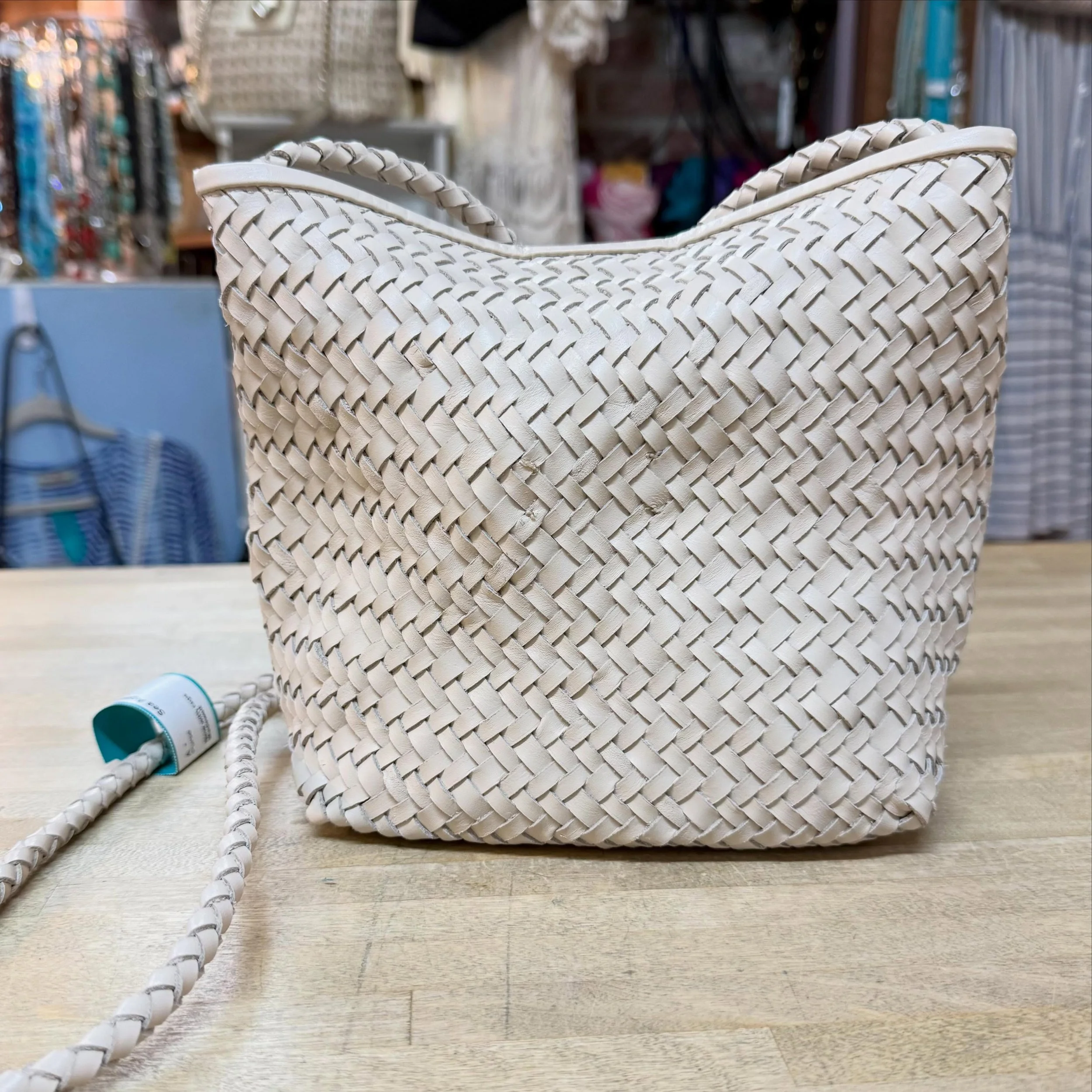 🆕 Madewell woven leather bag * $50
.
.
$8 shipping continental US
Free shipping for purchases over $100
.
.
FOLLOW OUR BACKUP ACCOUNT: @seaagainconsignment