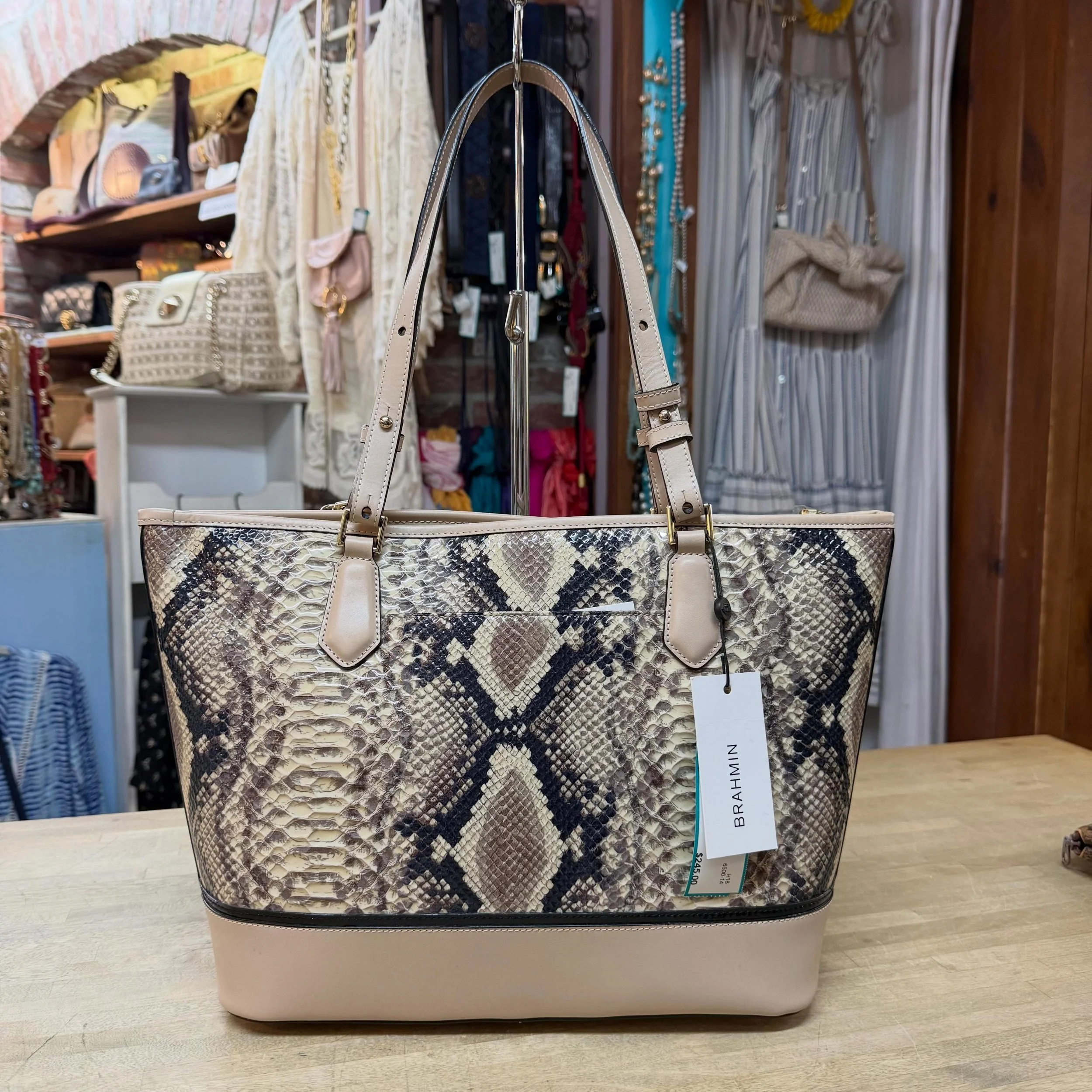 🆕 Brahmin medium Asher shoulder bag * $245 ($345 retail!)
.
.
$8 shipping continental US
Free shipping for purchases over $100
.
.
FOLLOW OUR BACKUP ACCOUNT: @seaagainconsignment