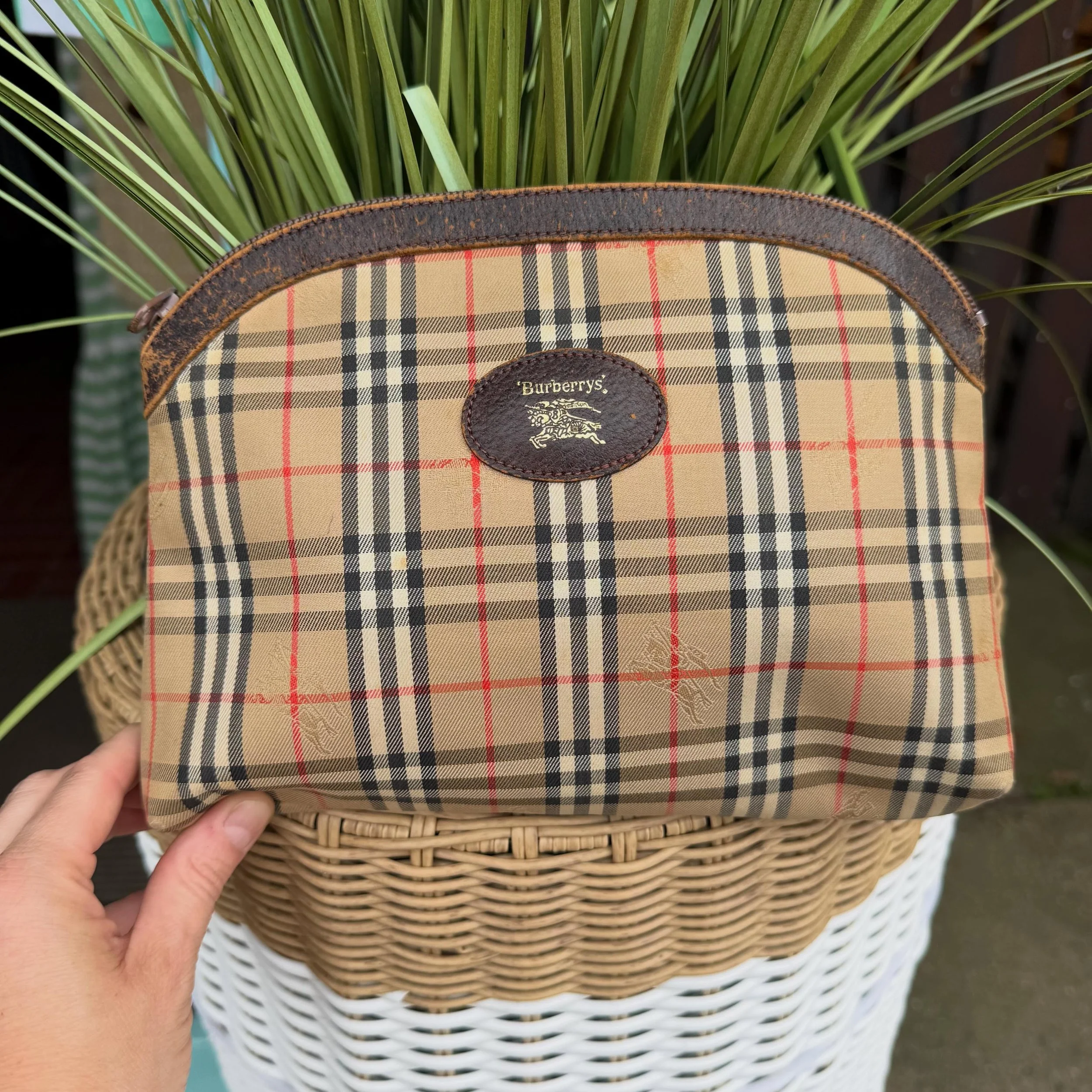 Vintage Burberry haymarket pouch * $165
.
.
$8 shipping continental US
Free shipping for purchases over $100
.
.
FOLLOW OUR BACKUP ACCOUNT: @seaagainconsignment