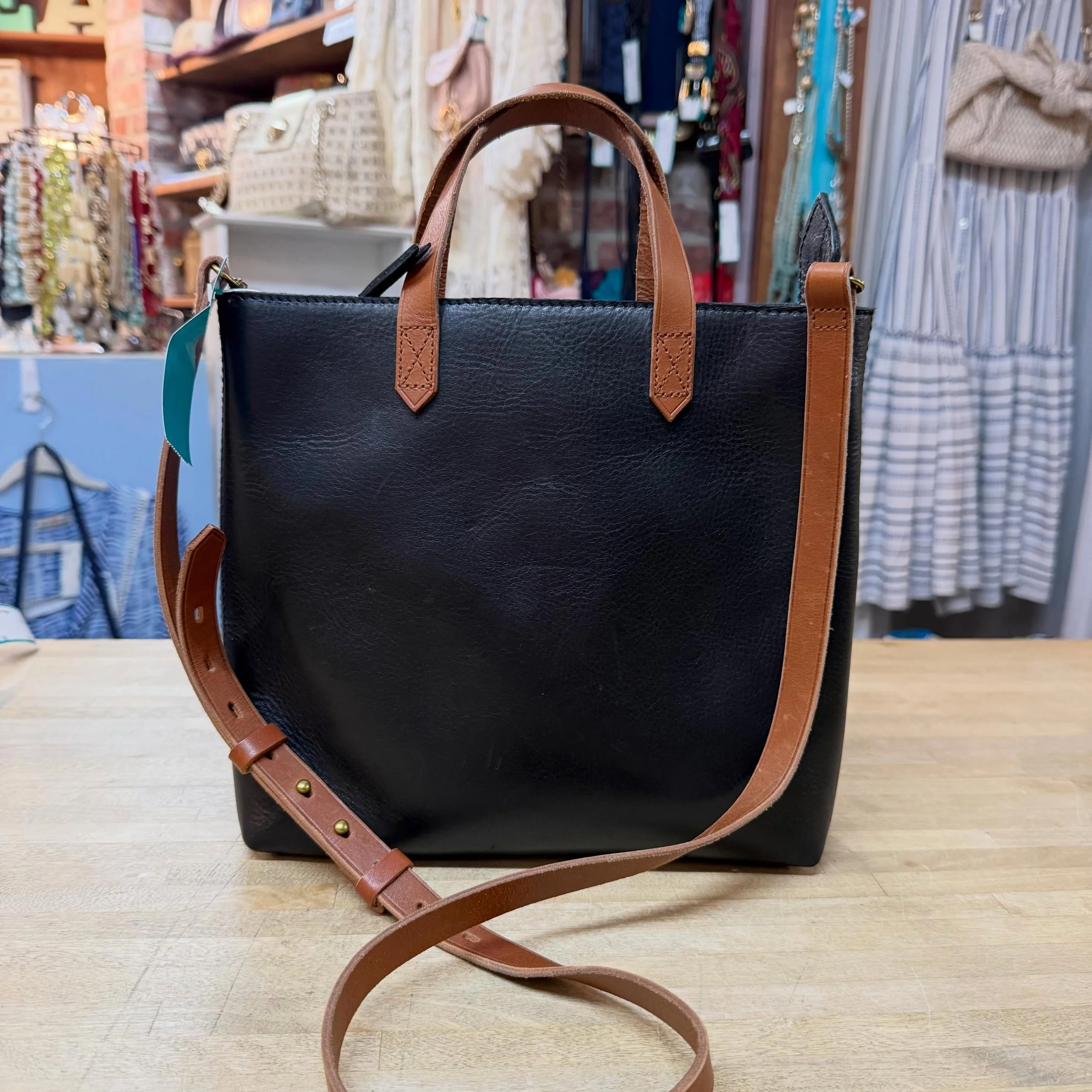 Madewell zip top transport leather crossbody * $85
.
.
$8 shipping continental US
Free shipping for purchases over $100
.
.
FOLLOW OUR BACKUP ACCOUNT: @seaagainconsignment