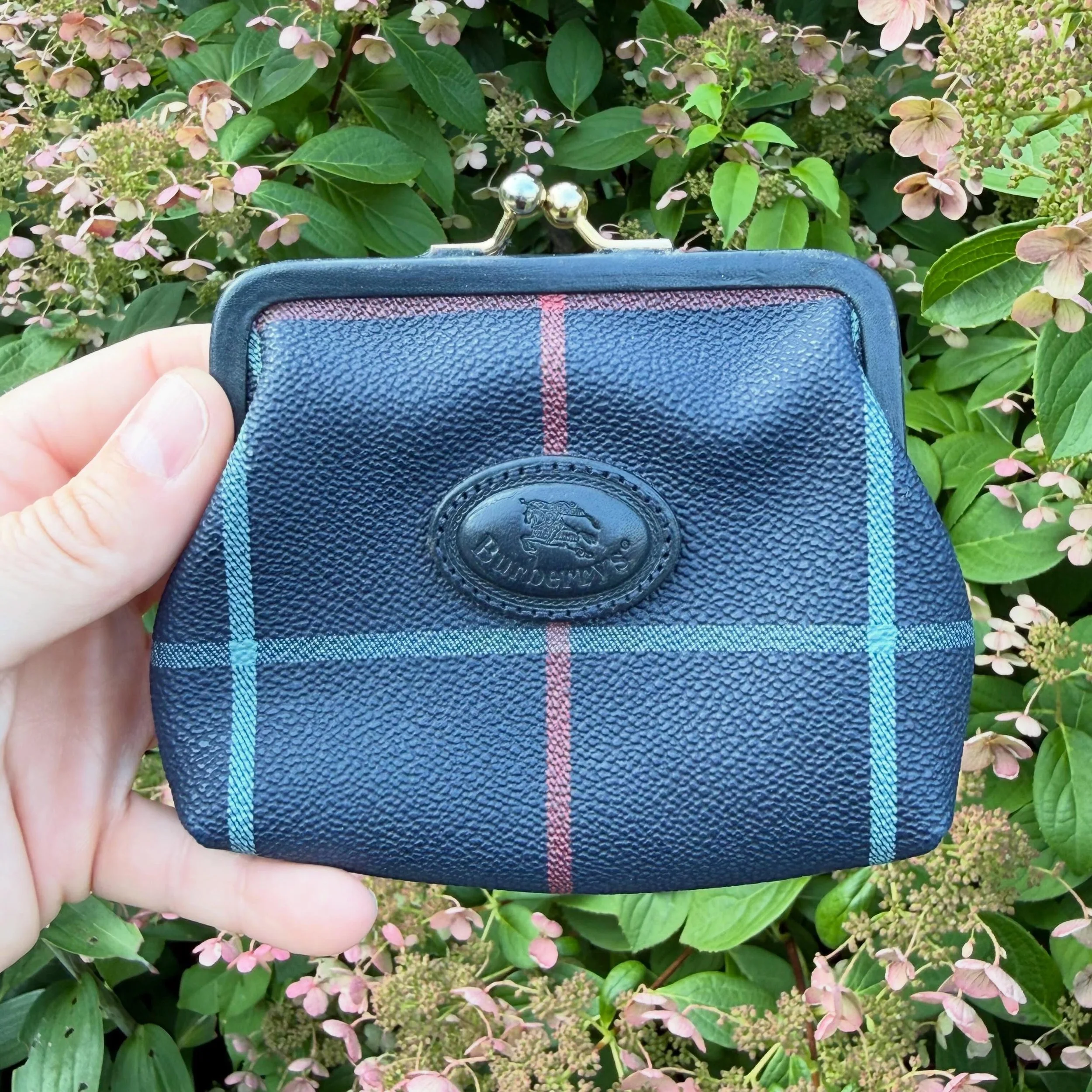 Most adorable vintage Burberrys kiss lock coin purse. Pretty rare find!!! 
$155
.
.
$8 shipping continental US
Free shipping for purchases over $100
.
.
FOLLOW OUR BACKUP ACCOUNT: @seaagainconsignment