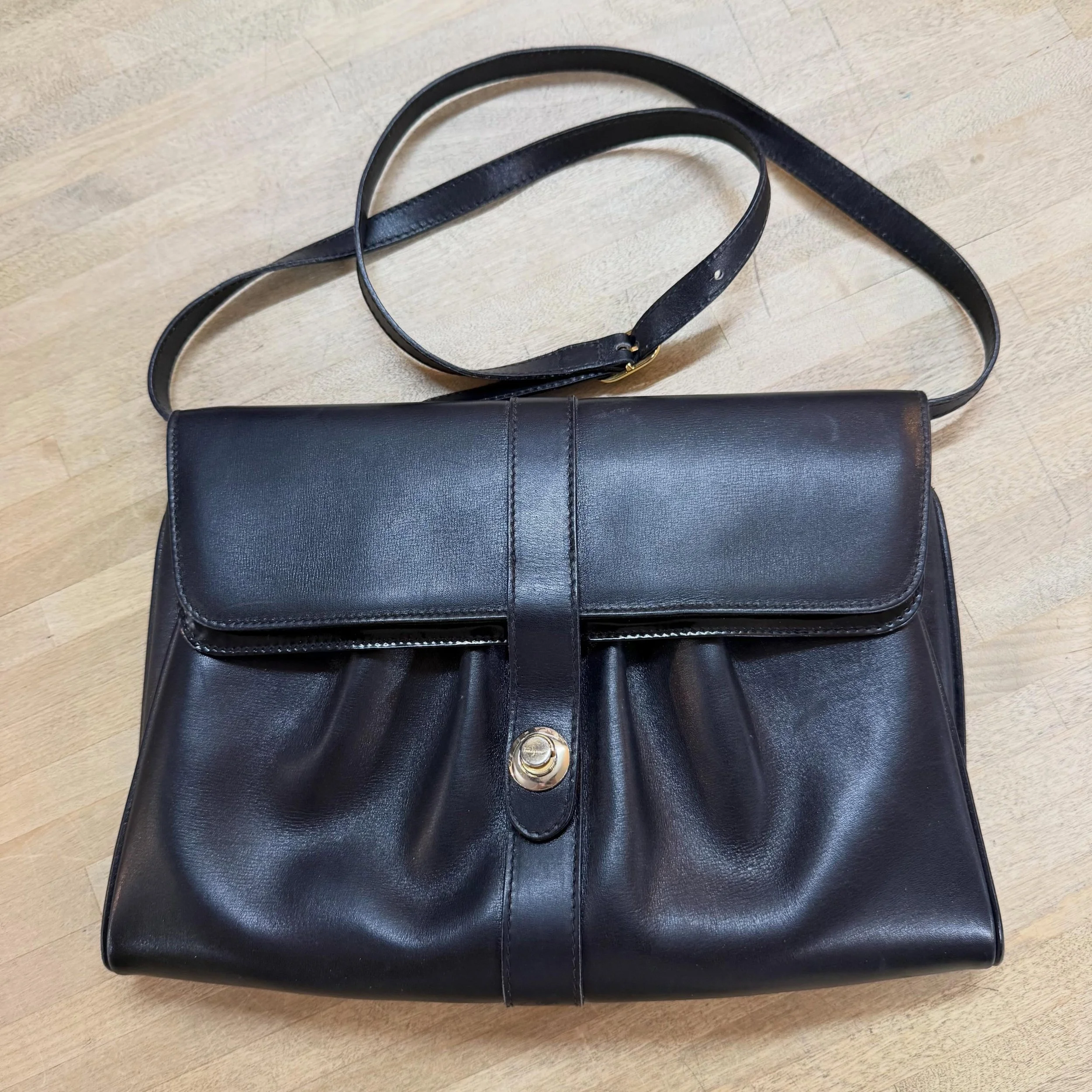 Vintage Ferragamo, shoulder bag convertible to clutch. In mint condition 🖤 $295
.
.
$8 shipping continental US
Free shipping for purchases over $100
.
.
FOLLOW OUR BACKUP ACCOUNT: @seaagainconsignment