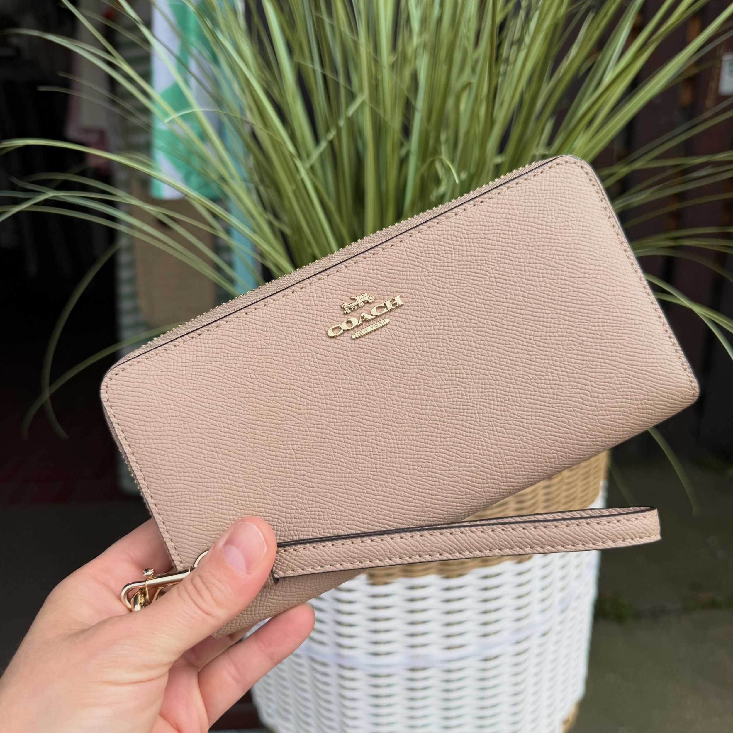 Coach zip around wallet * $50
.
.
$8 shipping continental US
Free shipping for purchases over $100
.
.
FOLLOW OUR BACKUP ACCOUNT: @seaagainconsignment