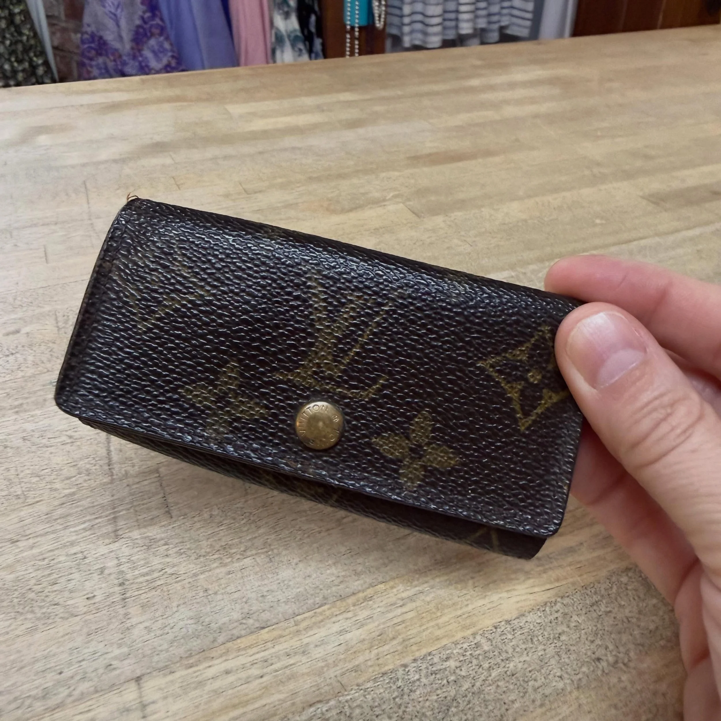 LV Monogram key holder * $145
.
.
$8 shipping continental US
Free shipping for purchases over $100
.
.
FOLLOW OUR BACKUP ACCOUNT: @seaagainconsignment