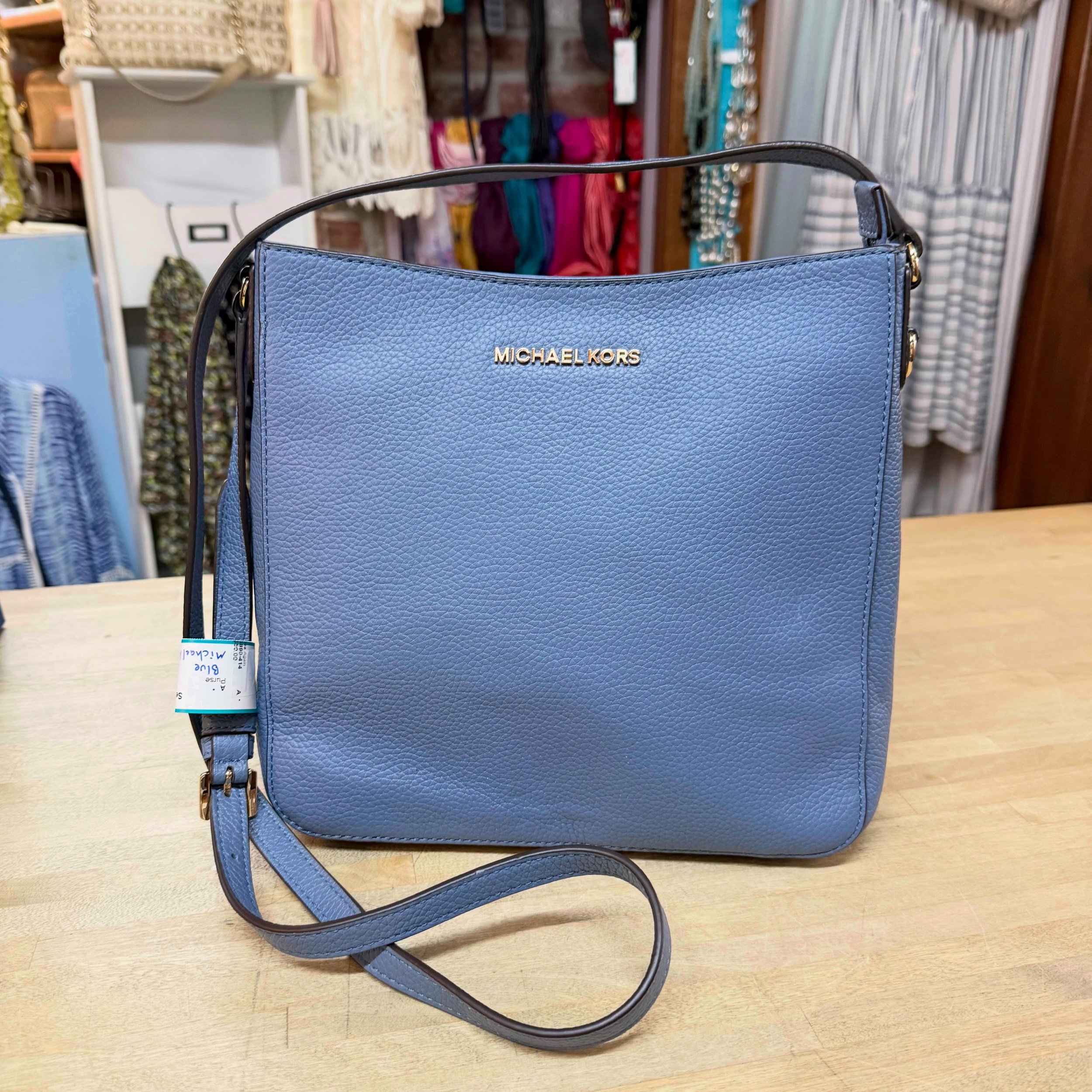 M K pebble leather crossbody * $50
.
.
$8 shipping continental US
Free shipping for purchases over $100
.
.
FOLLOW OUR BACKUP ACCOUNT: @seaagainconsignment