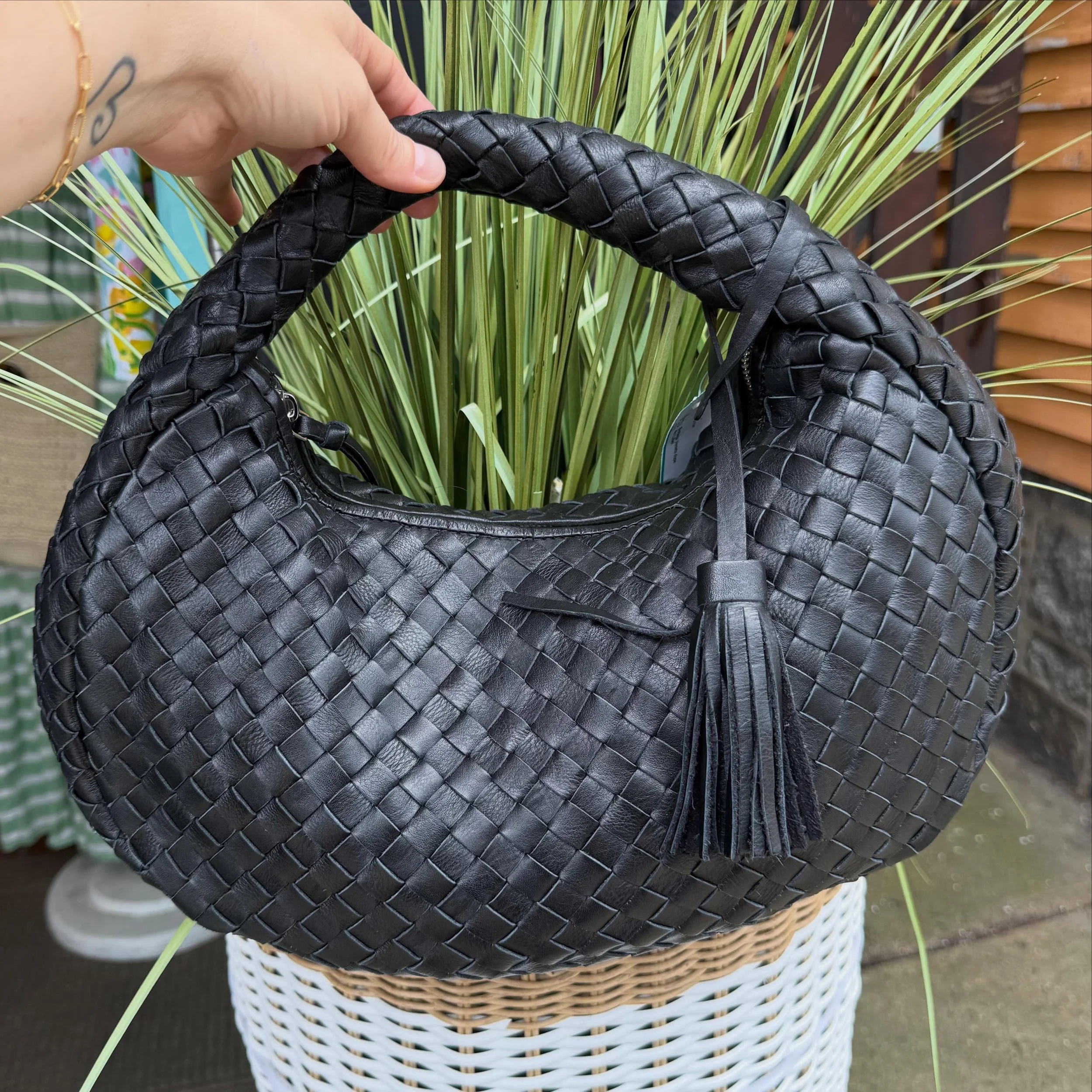 Beautiful Italian leather woven bag at a fraction of the cost of its counterpart 🖤🖤