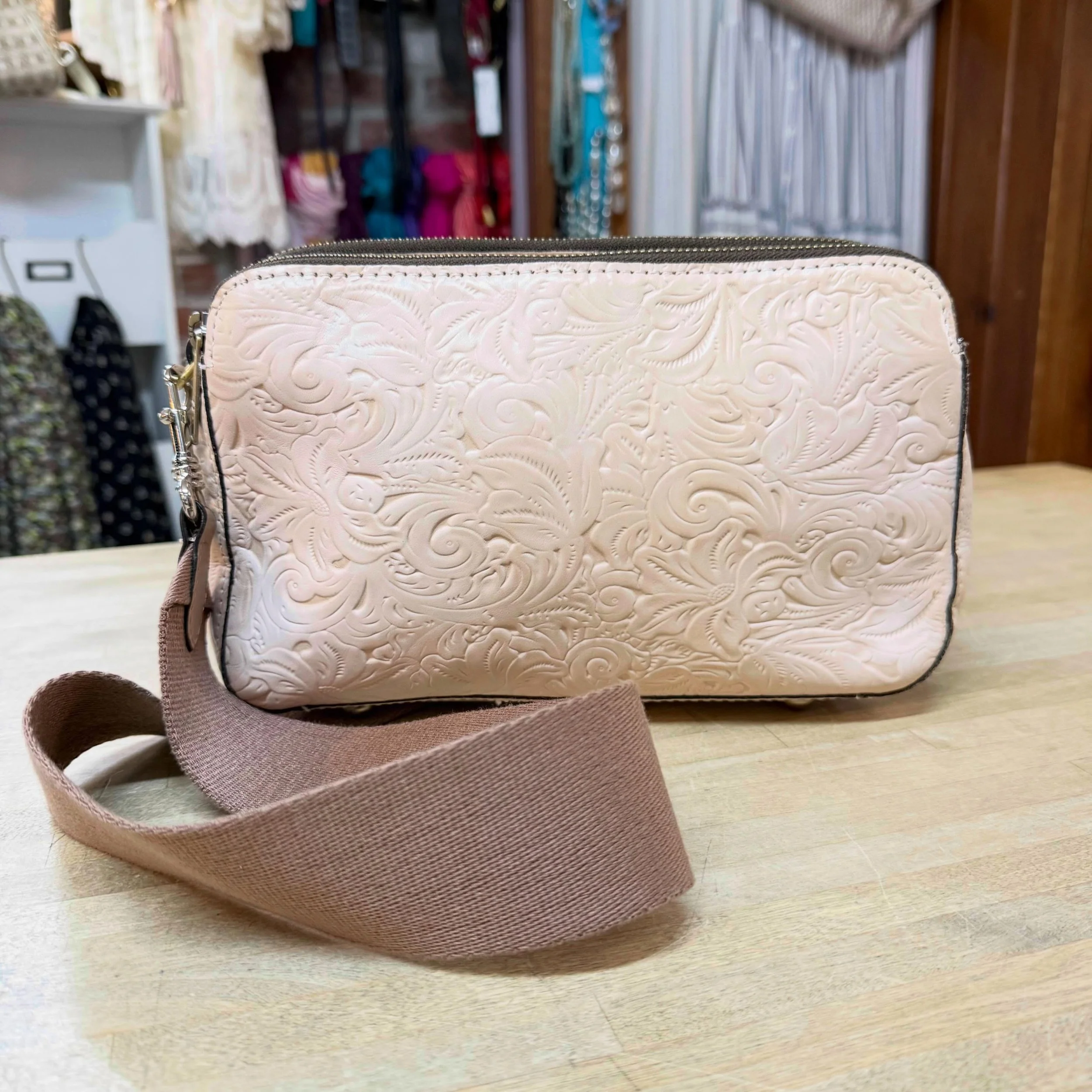 Patricia Nash embossed leather crossbody * $45
.
.
$8 shipping continental US
Free shipping for purchases over $100
.
.
FOLLOW OUR BACKUP ACCOUNT: @seaagainconsignment