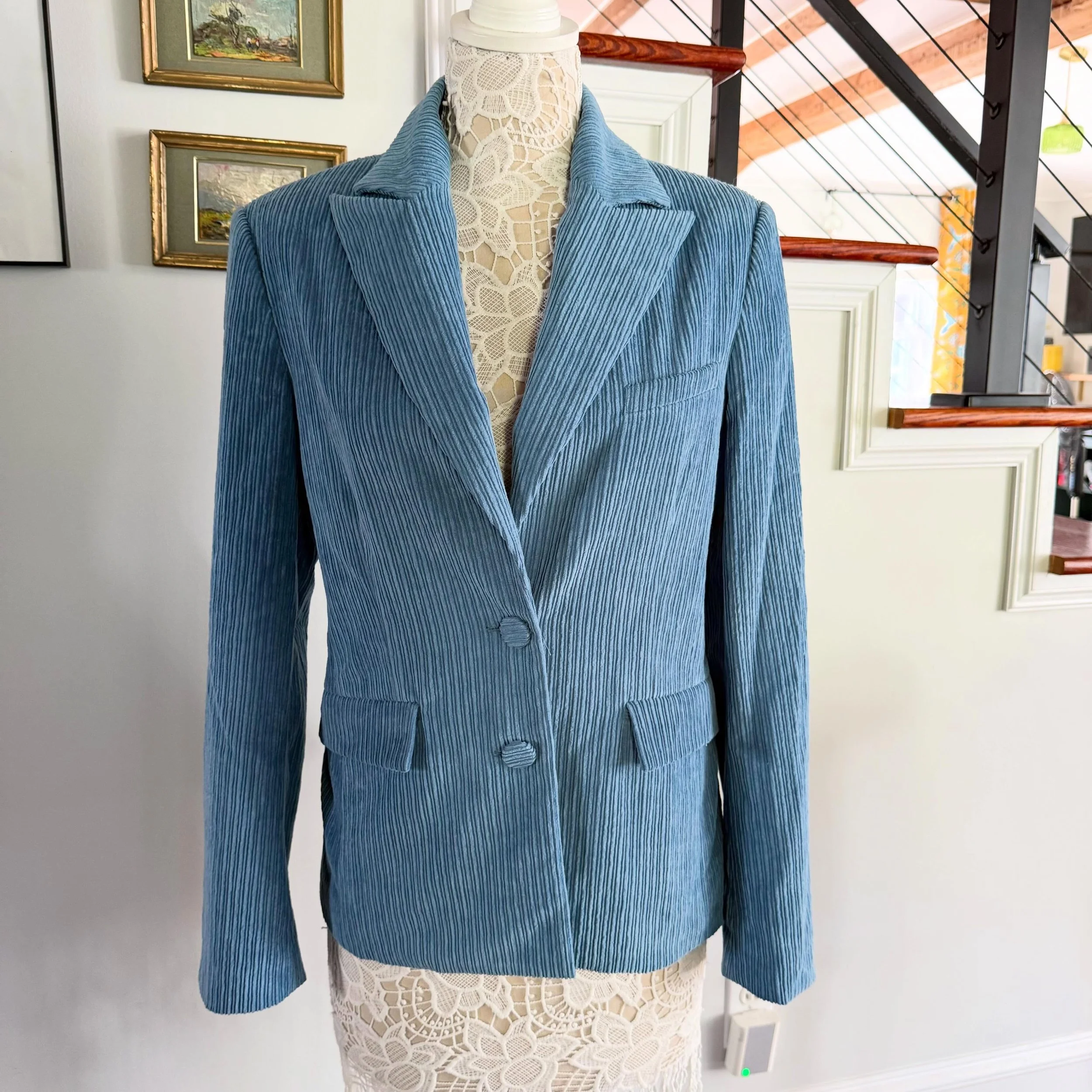 AKNVAS corduroy blazer
6 * $95
.
.
$8 shipping continental US
Free shipping for purchases over $100
.
.
FOLLOW OUR BACKUP ACCOUNT: @seaagainconsignment