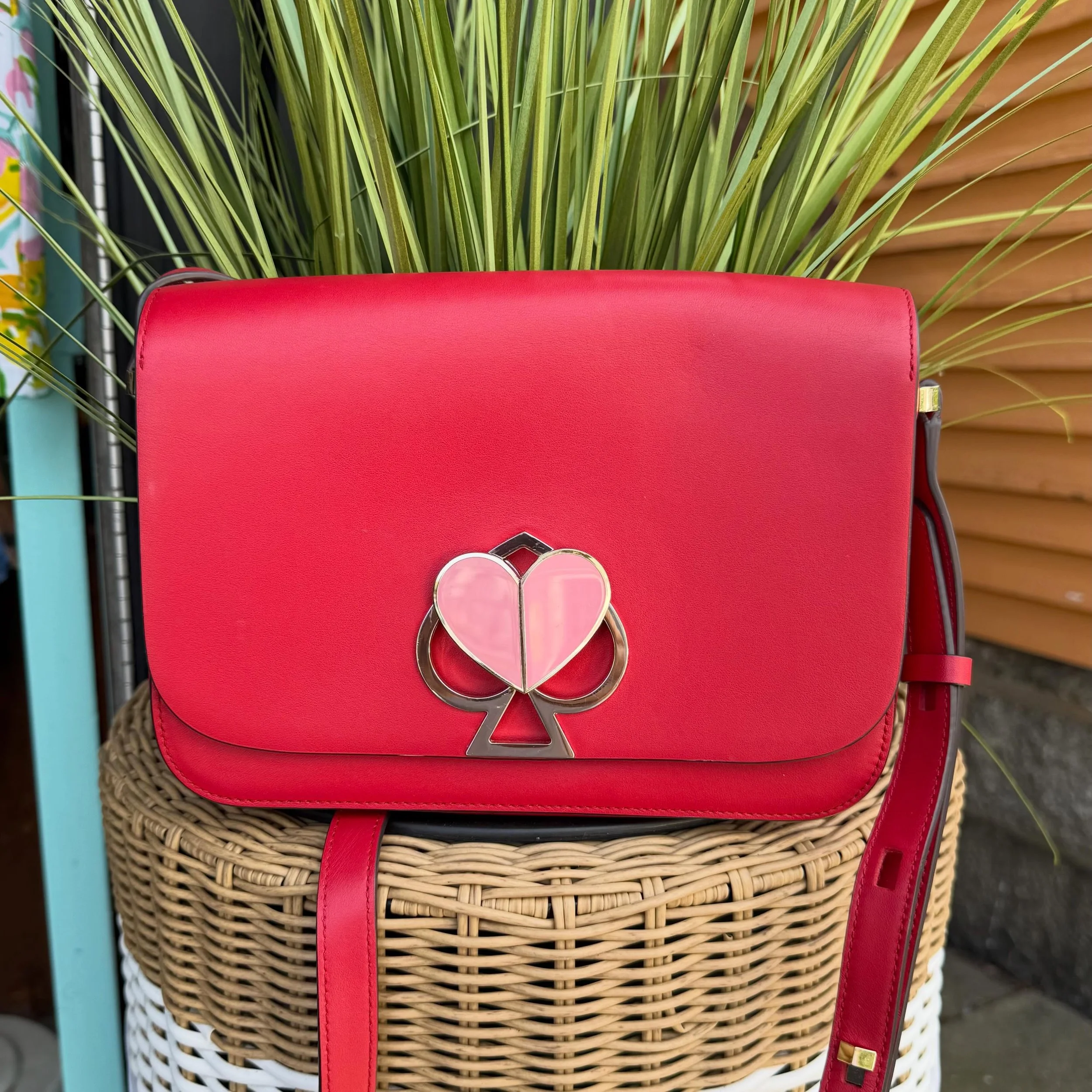 🆕 Kate Spade &spades;️ Nicola bag 
$125 ❤️
.
.
$8 shipping continental US
Free shipping for purchases over $100
.
.
FOLLOW OUR BACKUP ACCOUNT: @seaagainconsignment
