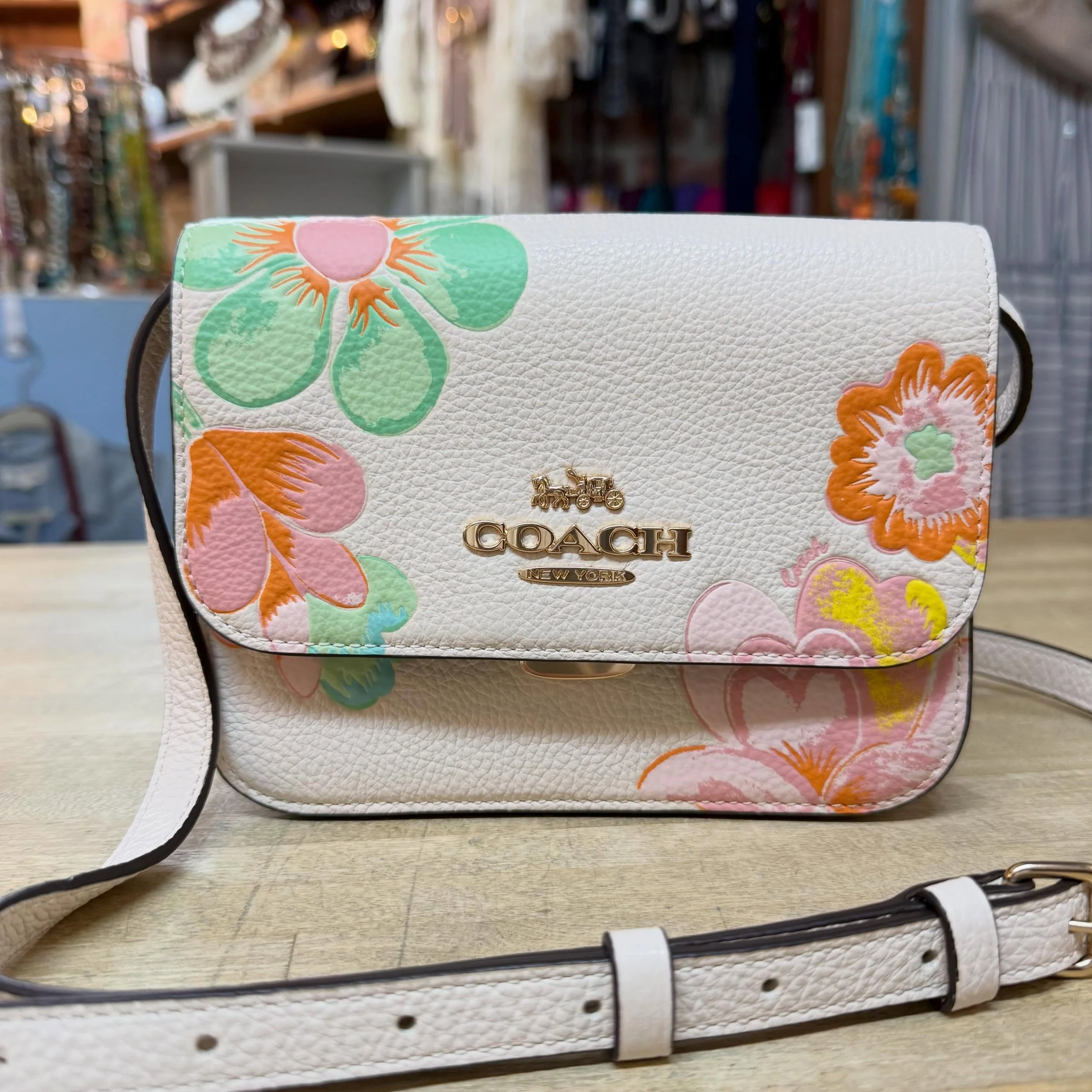 🆕 Coach mini Brynn in dreamy land floral. Strap is removable &amp; becomes a clutch!
$145
🌸🌺