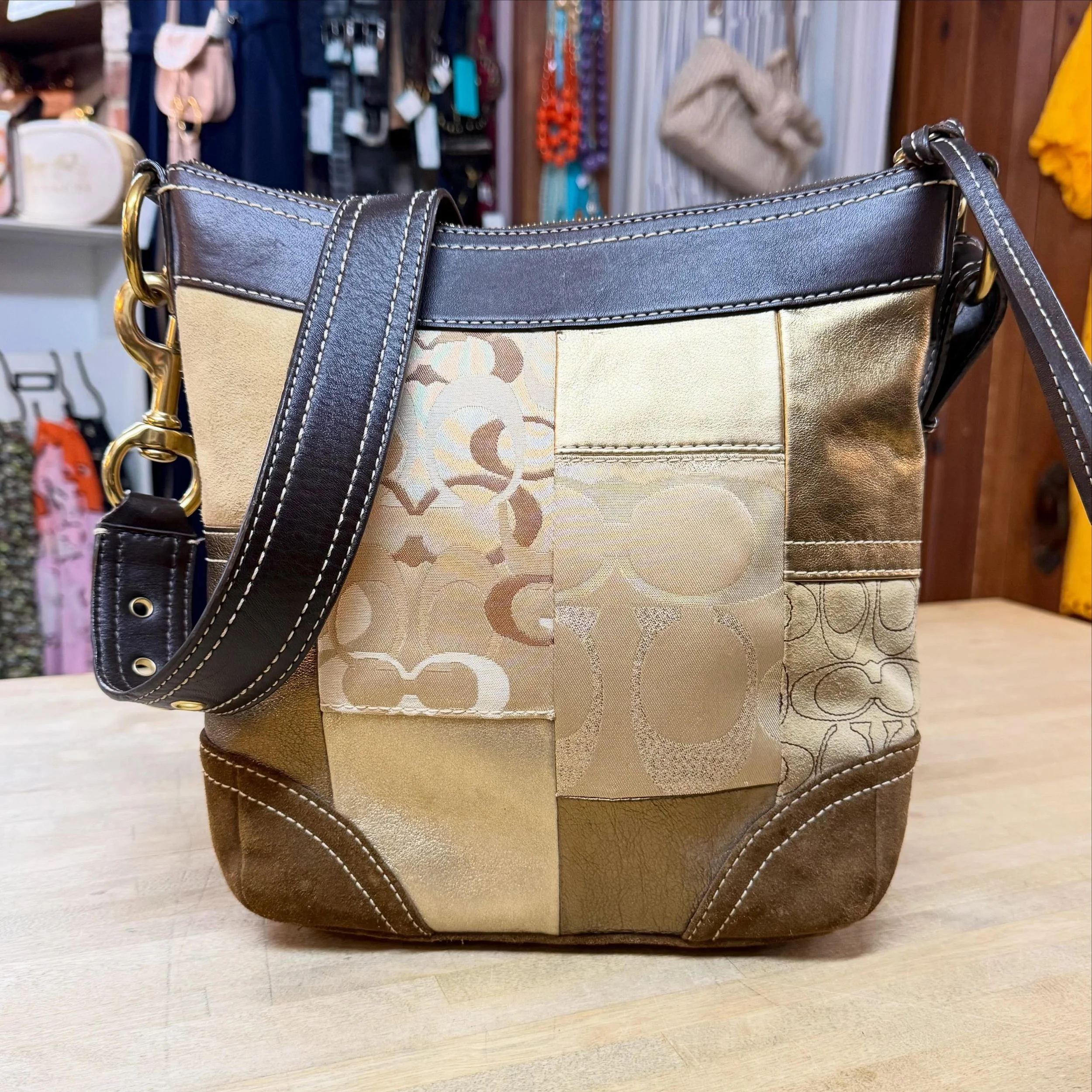Here&rsquo;s a 🆕 vintage patchwork Coach 🤎
Stunning!! 
$150
.
.
$8 shipping continental US
Free shipping for purchases over $100
.
.
FOLLOW OUR BACKUP ACCOUNT: @seaagainconsignment