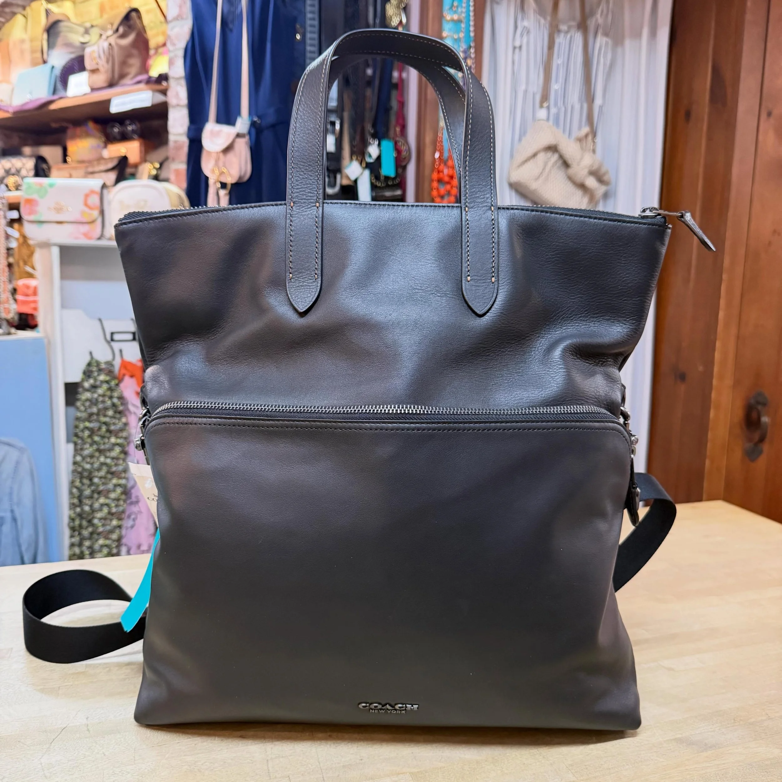 🆕 Coach leather Graham fold over leather tote. Great work bag!
$245 ($550 retail!)
.
.
$8 shipping continental US
Free shipping for purchases over $100
.
.
FOLLOW OUR BACKUP ACCOUNT: @seaagainconsignment