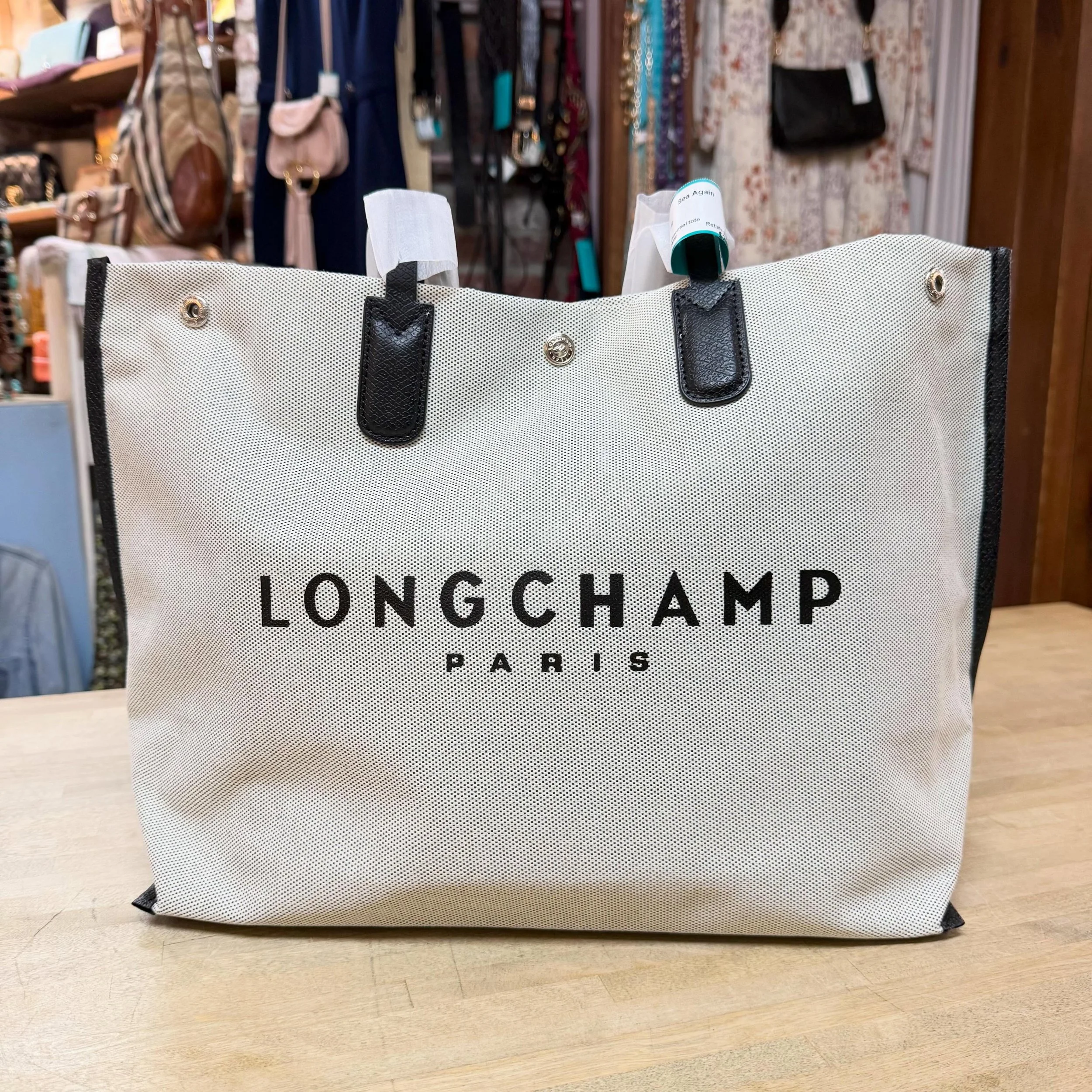 Who can resist this brand NEW tote 🤍🩶🖤