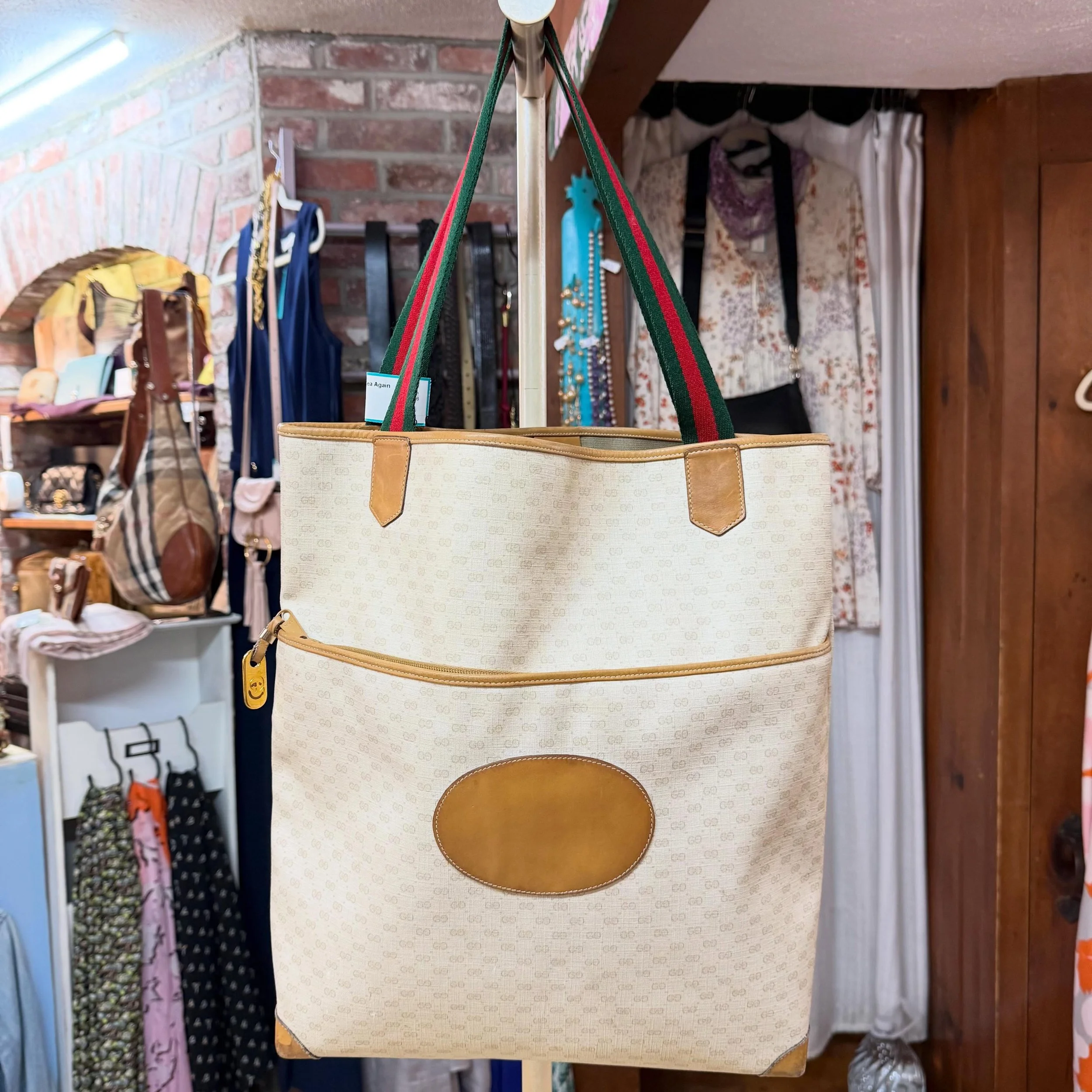 My ❤️ beats a little faster when I see beautiful vintage bags!!