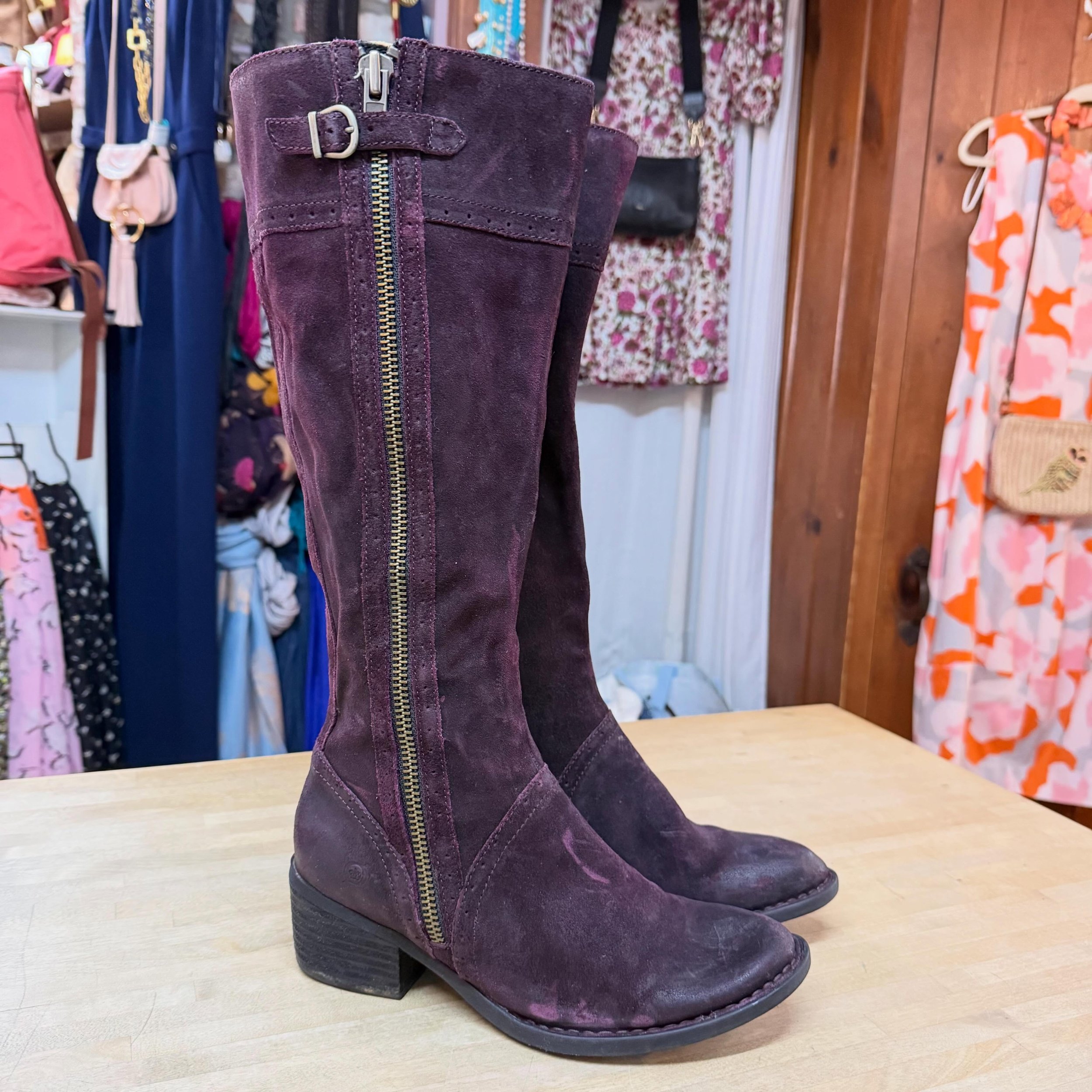 LOVE this color!! 💜💜
Sz 9 * 45
.
.
$8 shipping continental US
Free shipping for purchases over $100
.
.
FOLLOW OUR BACKUP ACCOUNT: @seaagainconsignment