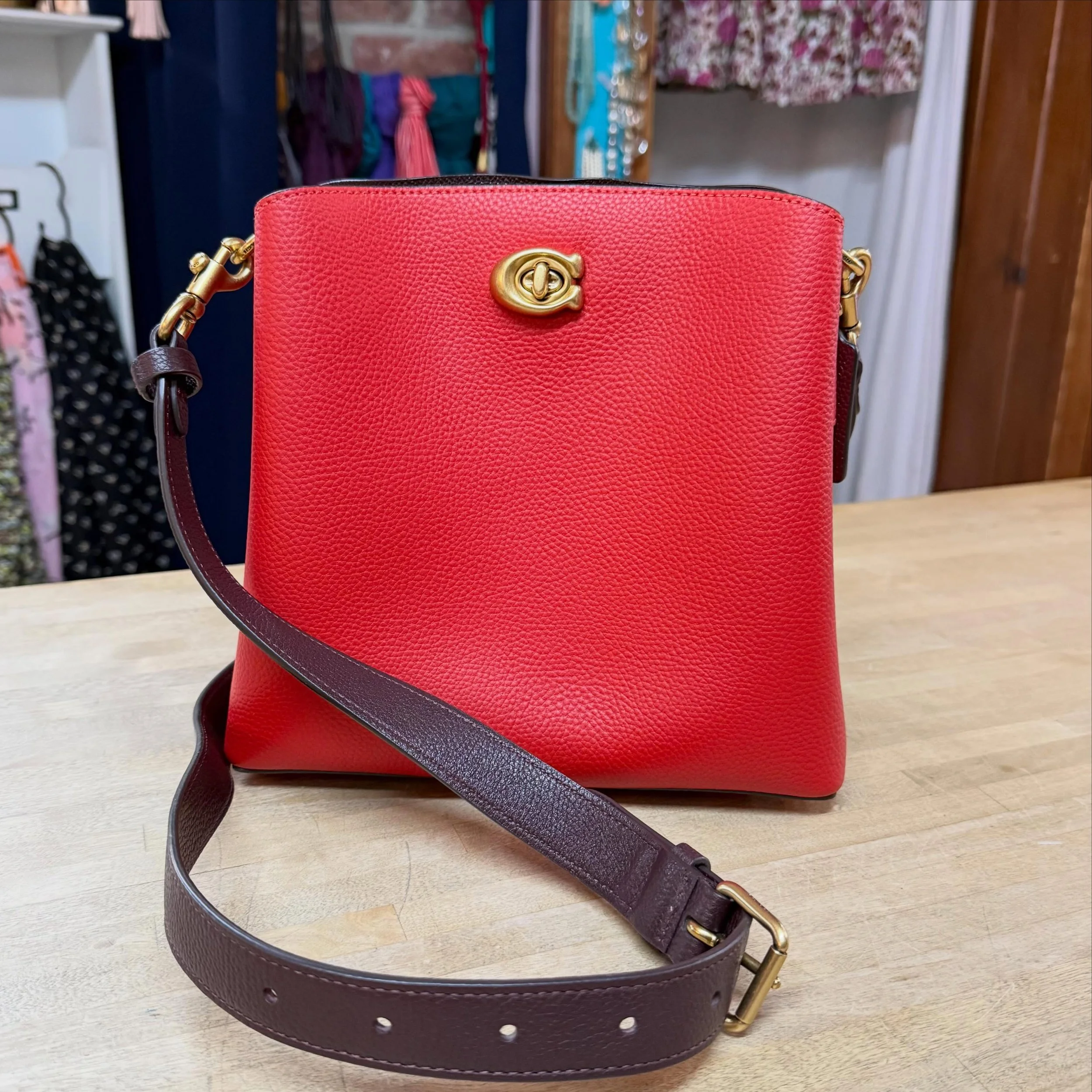 Willow Bucket in new condition ❤️❤️
Great fall &amp; winter bag!