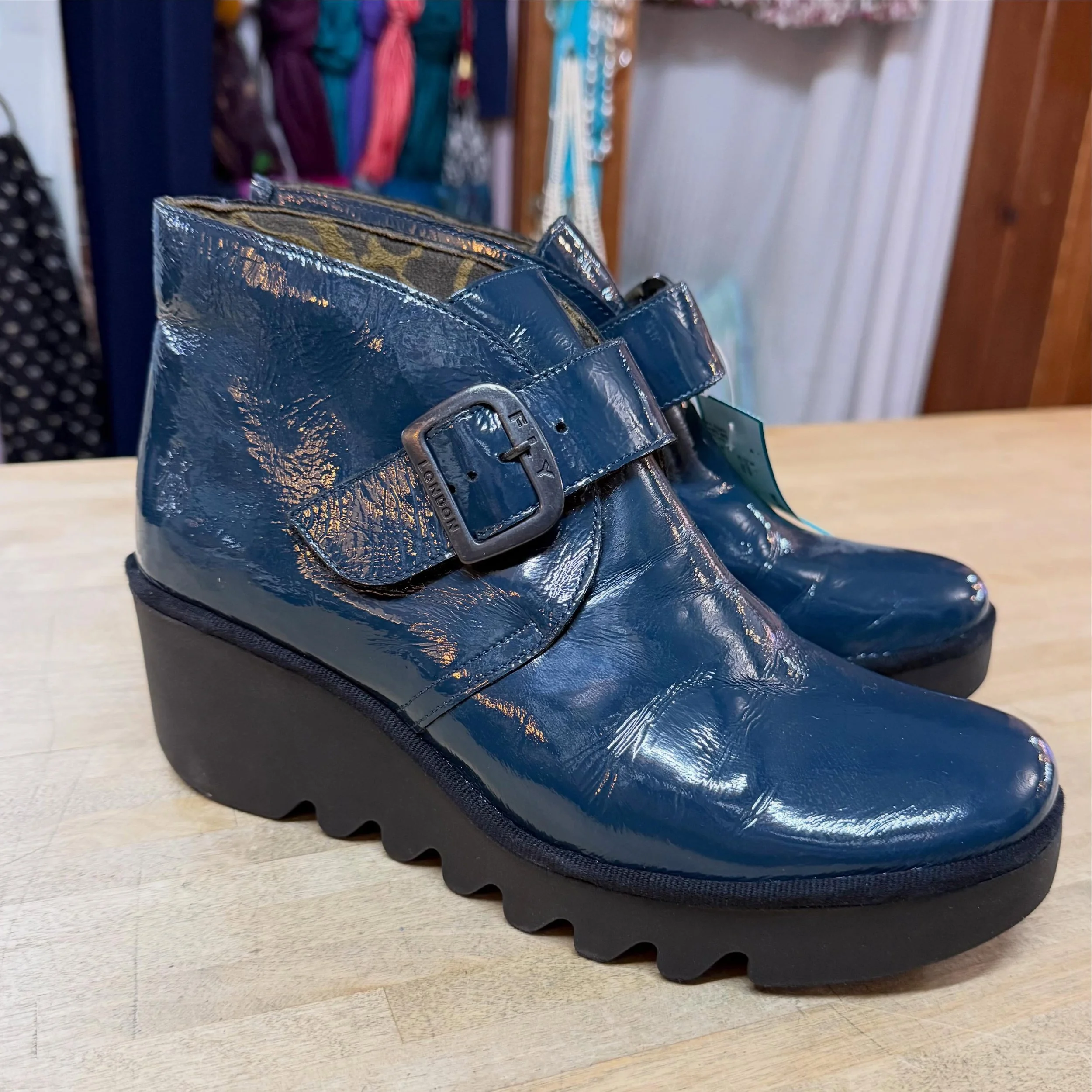 🪰 London booties 
Sz. 40 * $85
.
.
$8 shipping continental US
Free shipping for purchases over $100
.
.
FOLLOW OUR BACKUP ACCOUNT: @seaagainconsignment