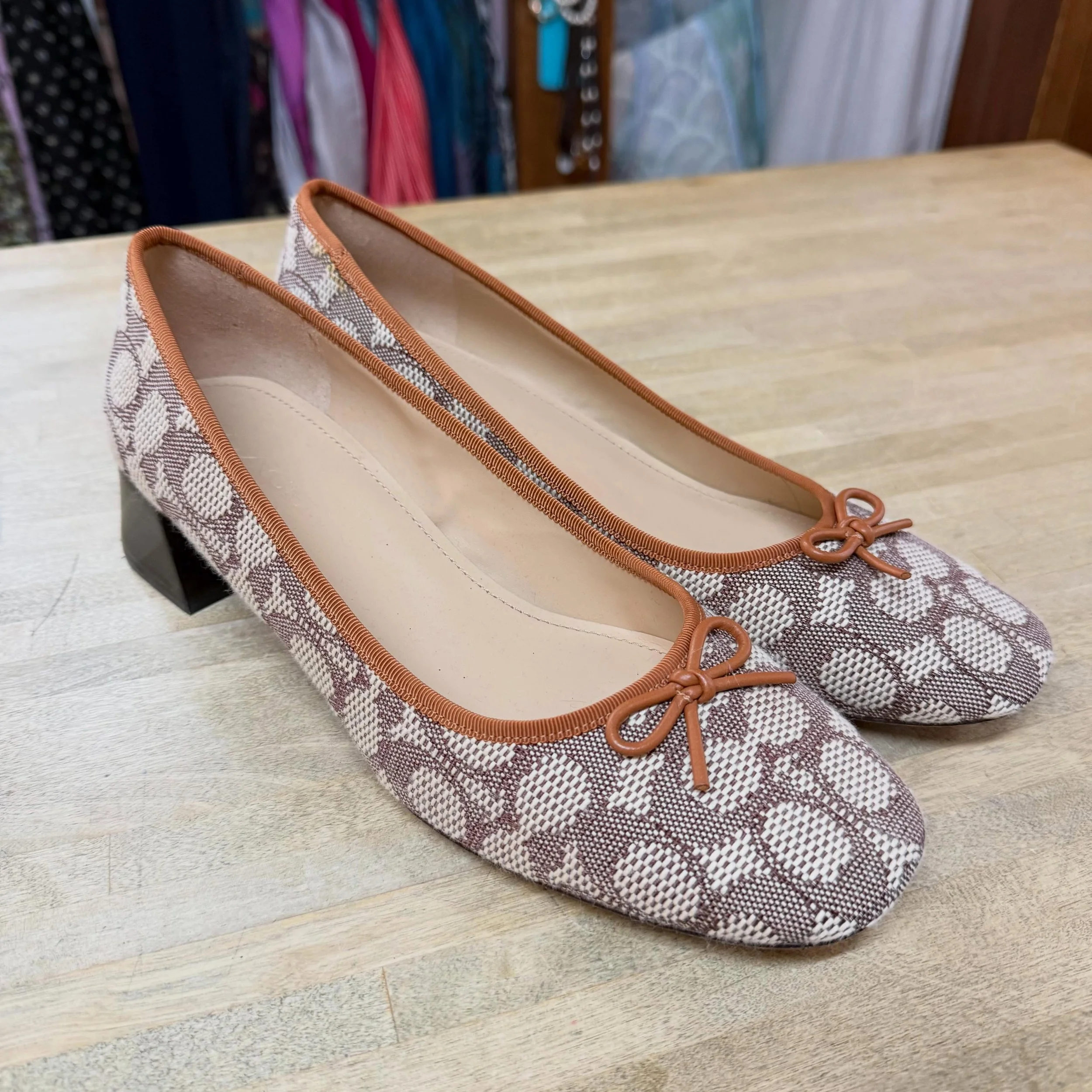 🆕 Ava pumps 
Sz. 10 * $145
.
.
$8 shipping continental US
Free shipping for purchases over $100
.
.
FOLLOW OUR BACKUP ACCOUNT: @seaagainconsignment