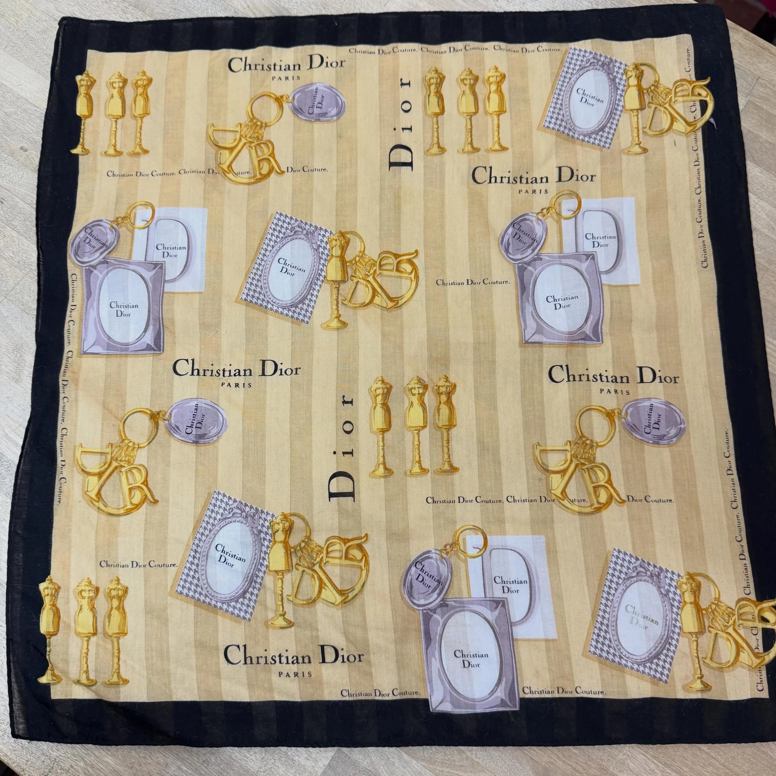 1980&rsquo;s square scarf
18&rdquo; square 
💫⚡️✨