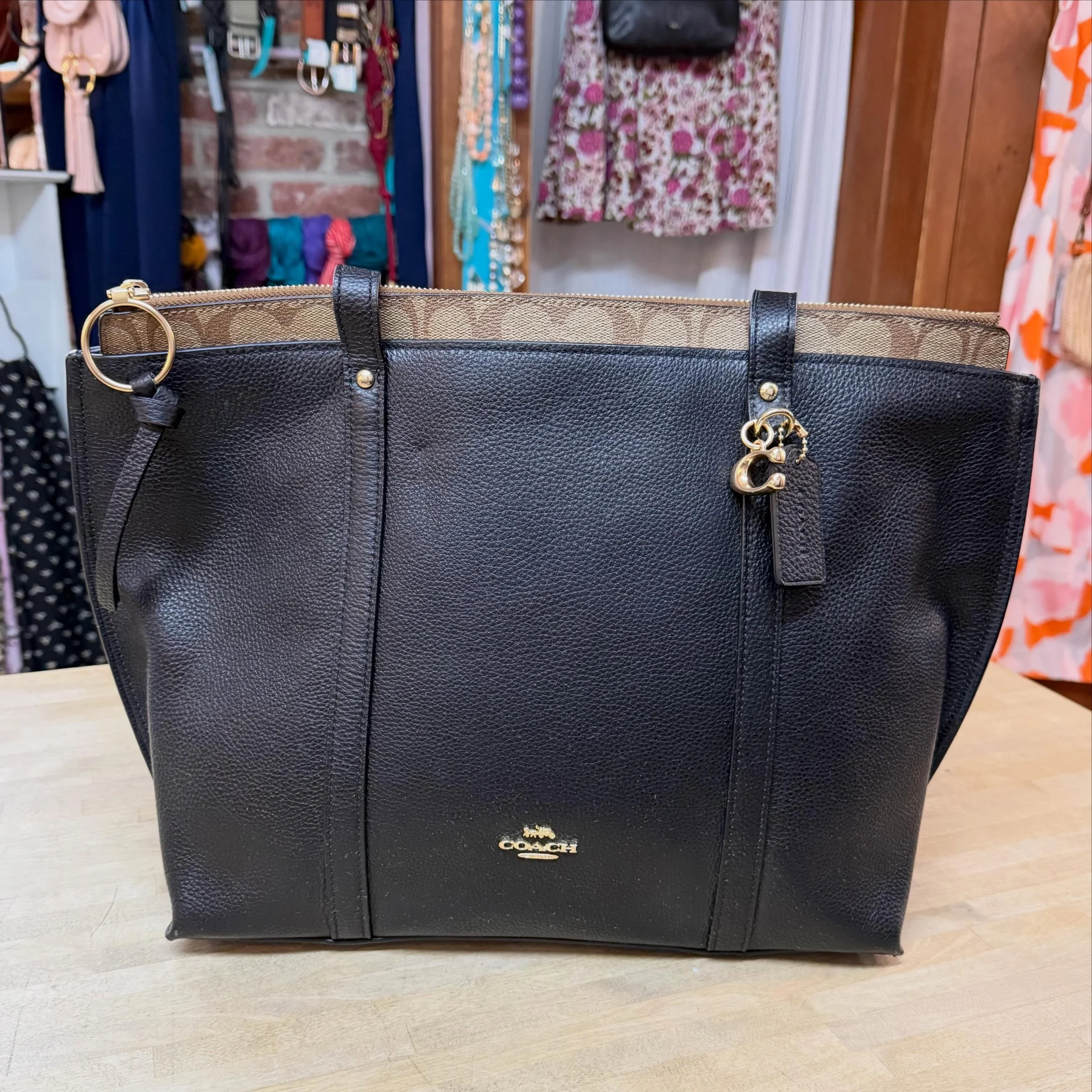 🆕 May tote
$225 ($428 retail!)
.
.
$8 shipping continental US
Free shipping for purchases over $100
.
.
FOLLOW OUR BACKUP ACCOUNT: @seaagainconsignment