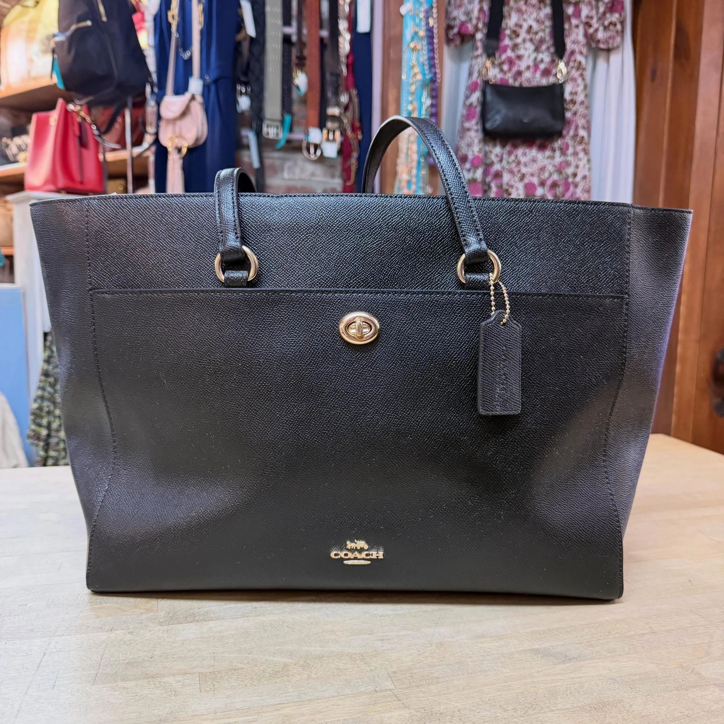 🆕 Folio tote 
$150 ($295 retail!)
.
.
$8 shipping continental US
Free shipping for purchases over $100
.
.
FOLLOW OUR BACKUP ACCOUNT: @seaagainconsignment