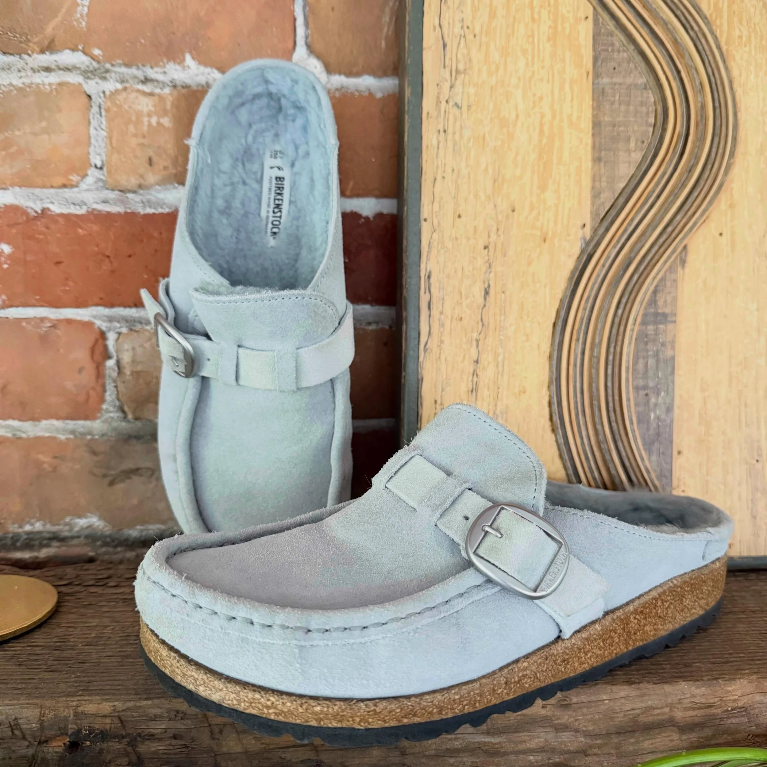 Buckley shearling clogs 🩵
Sz 39 * $60
.
.
$8 shipping continental US
Free shipping for purchases over $100
.
.
FOLLOW OUR BACKUP ACCOUNT: @seaagainconsignment