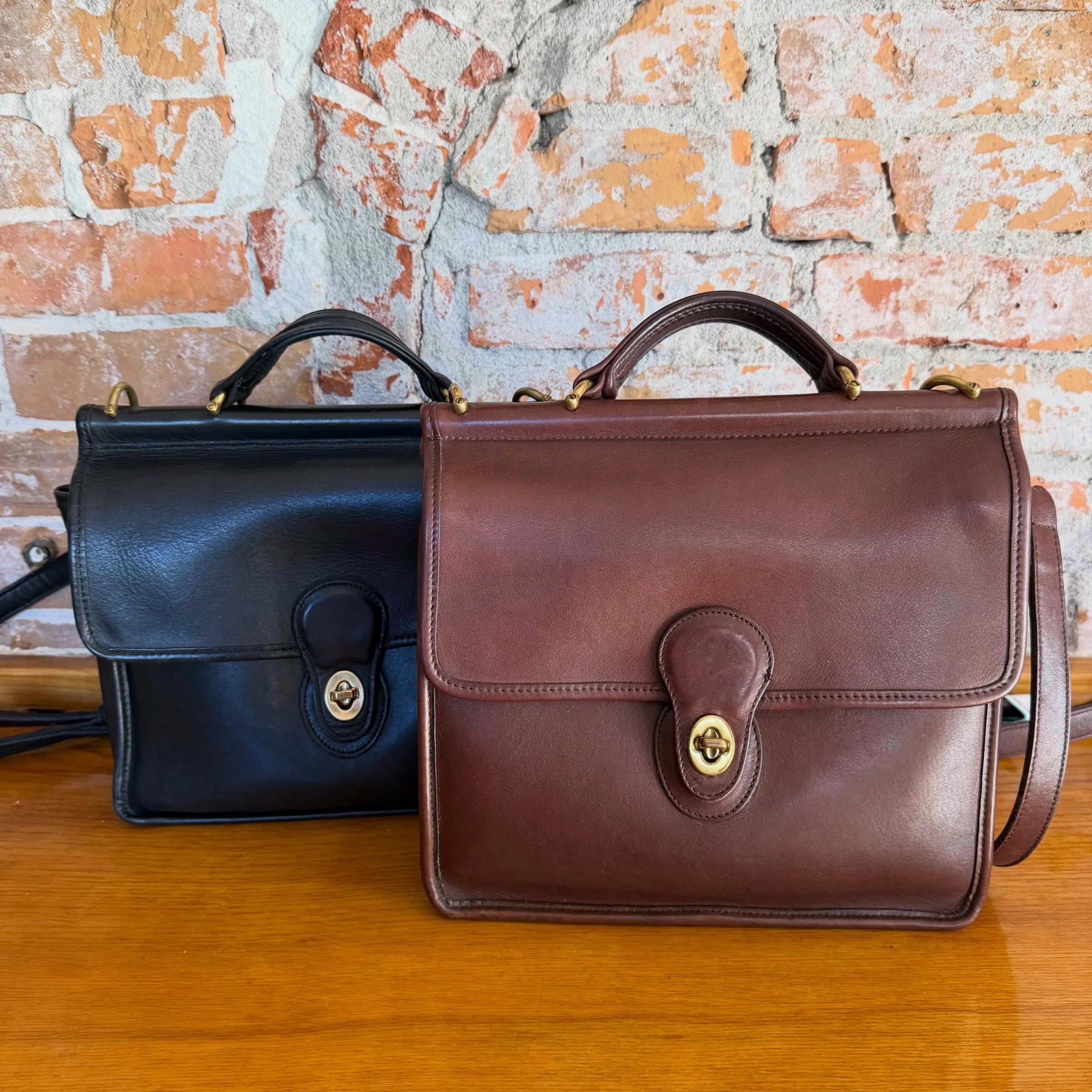 You are not seeing double! These are 2 amazing vintage Willis in mint condition 💫
Dm for more info