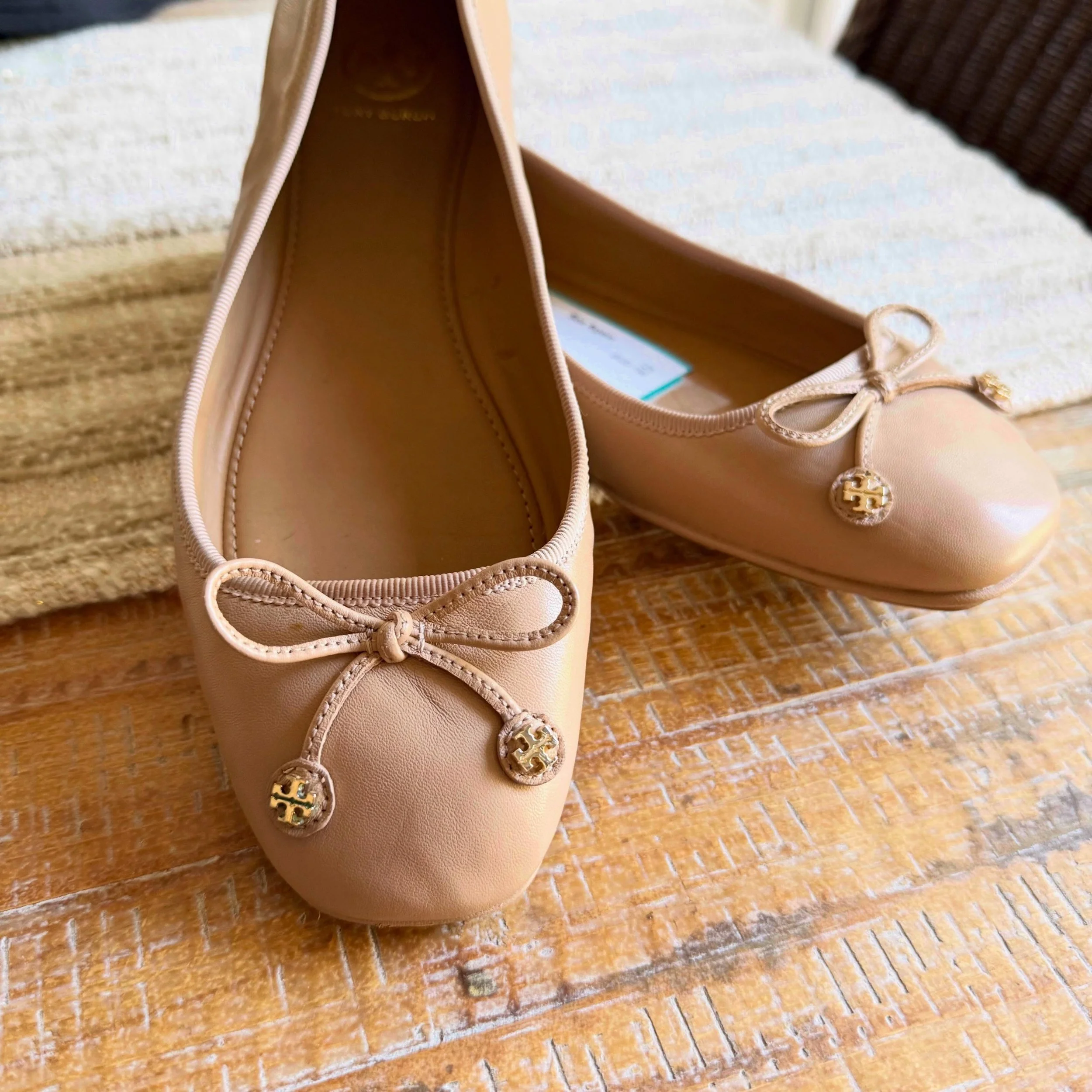 The prettiest Laila flats! 
Sz 8 * $80
.
.
$8 shipping continental US
Free shipping for purchases over $100
.
.
FOLLOW OUR BACKUP ACCOUNT: @seaagainconsignment