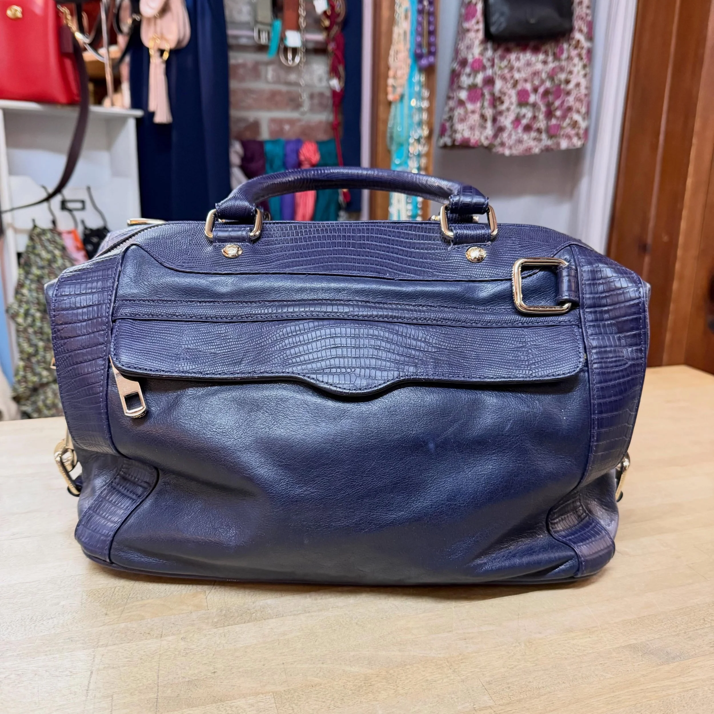 R. Minkoff MAB in mint condition 💜💙
$125
.
.
$8 shipping continental US
Free shipping for purchases over $100
.
.
FOLLOW OUR BACKUP ACCOUNT: @seaagainconsignment