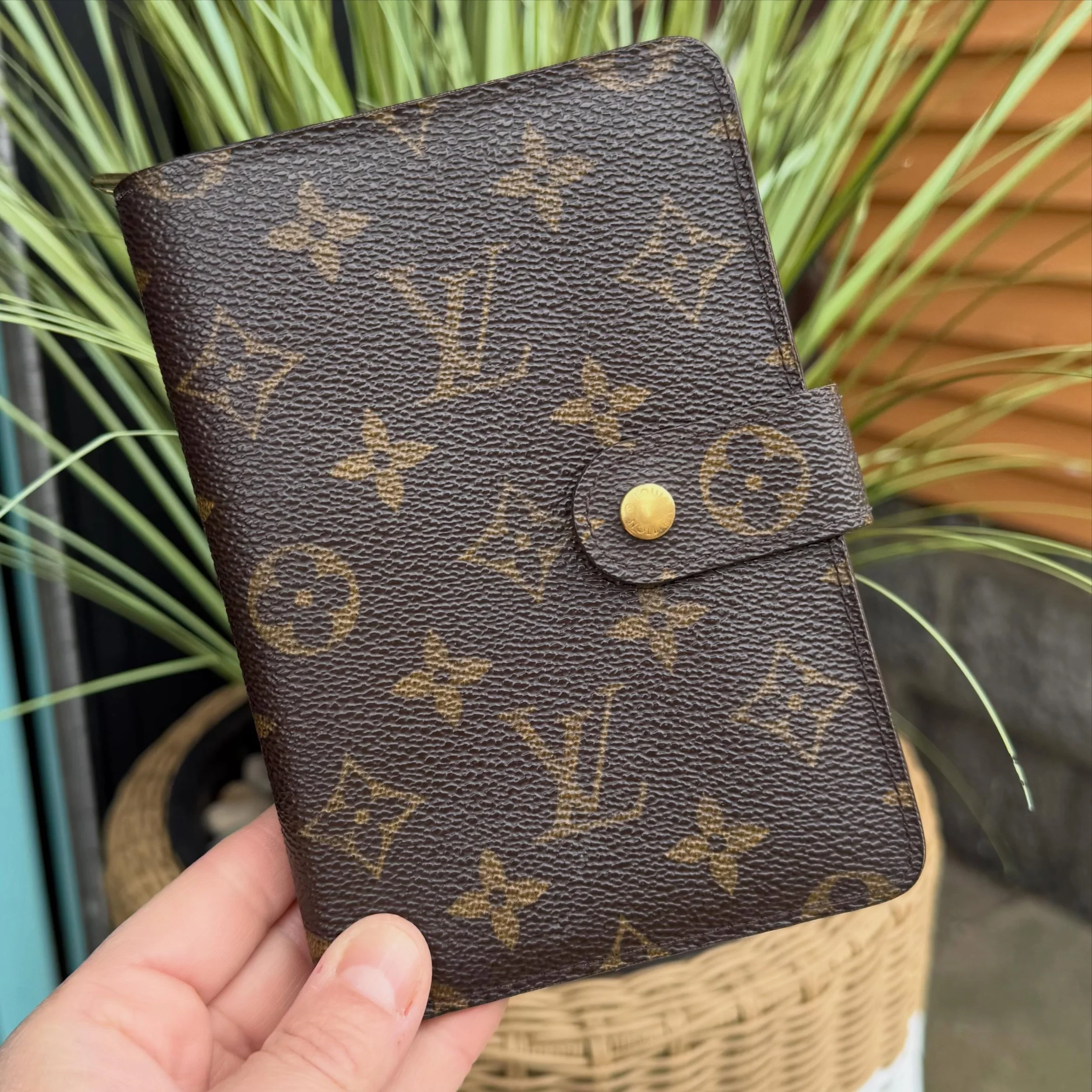 If you&rsquo;re in the market for a new wallet, this is it!!
Early 2000 Porte-papier zipp&eacute; in mint condition. 
Dm for more info