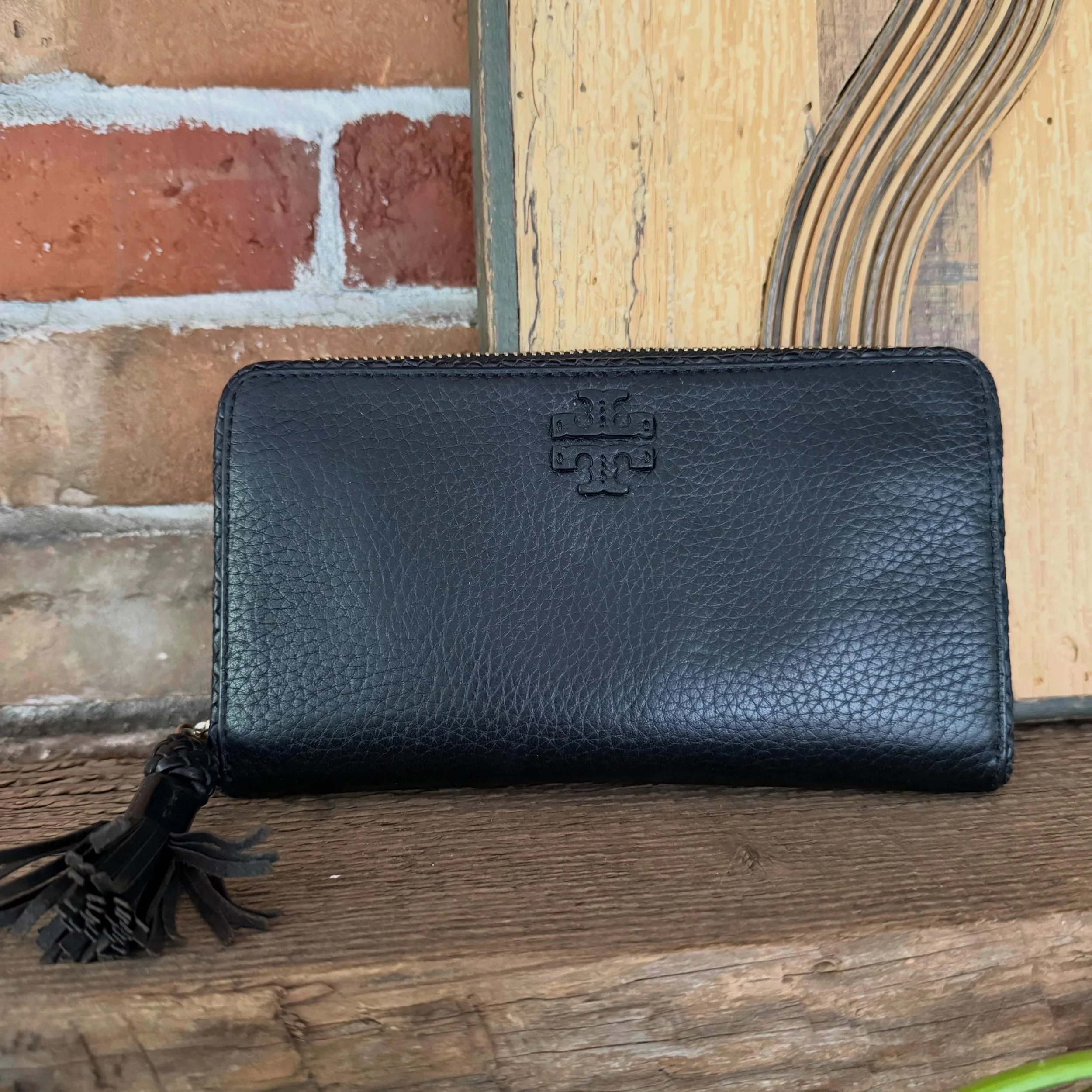 Zip around wallet in new like condition!
$60
.
.
$8 shipping continental US
Free shipping for purchases over $100
.
.
FOLLOW OUR BACKUP ACCOUNT: @seaagainconsignment