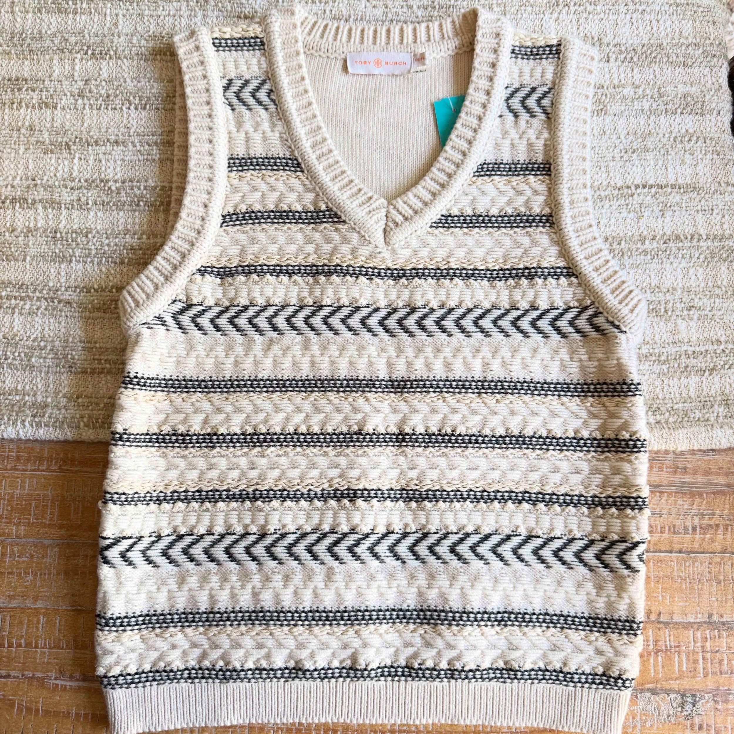 Perfect layering vest for fall 🍂
T. Burch XS * $75
.
.
$8 shipping continental US
Free shipping for purchases over $100
.
.
FOLLOW OUR BACKUP ACCOUNT: @seaagainconsignment