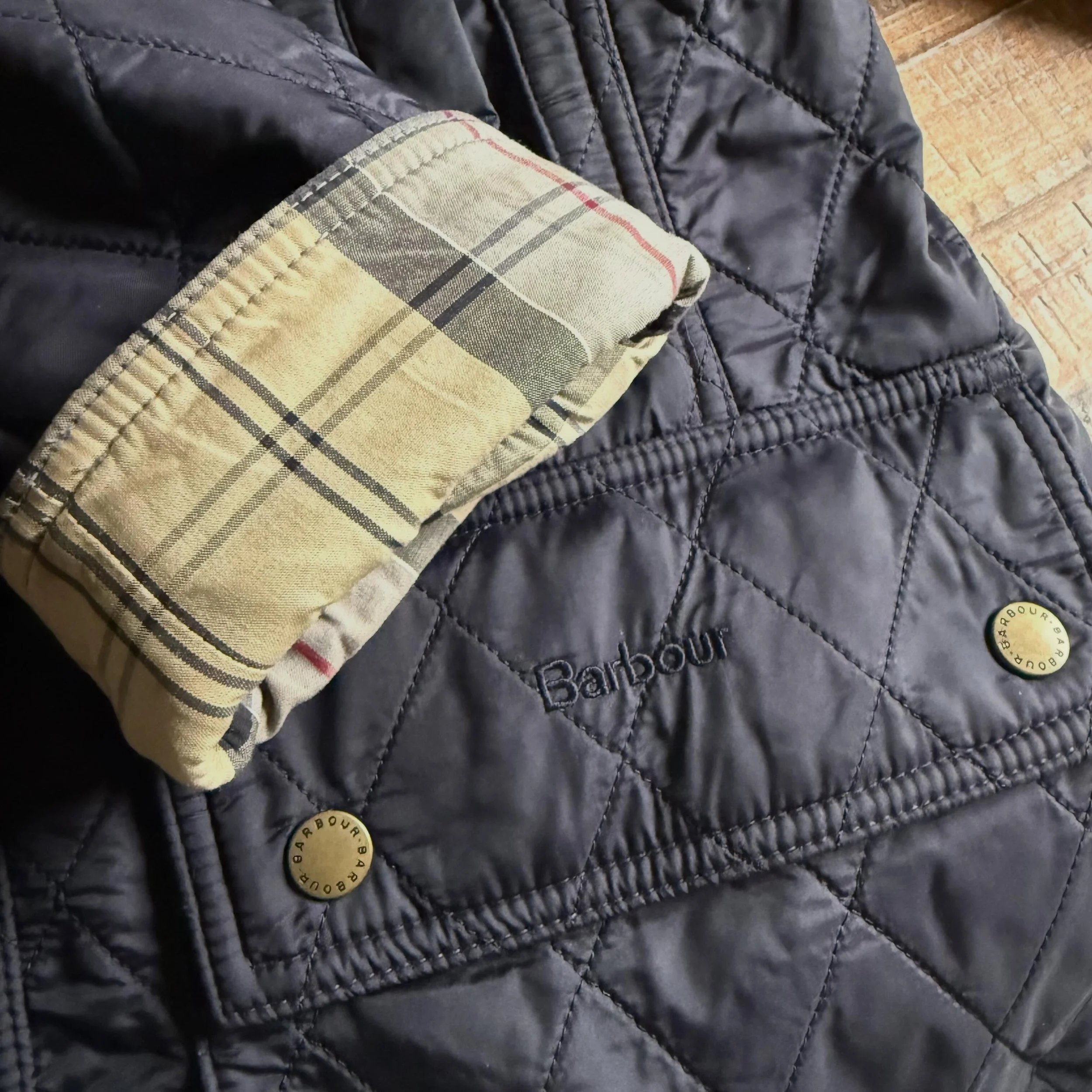 Navy Barbour jacket. Sz * $165
.
.
$8 shipping continental US
Free shipping for purchases over $100
.
.
FOLLOW OUR BACKUP ACCOUNT: @seaagainconsignment
