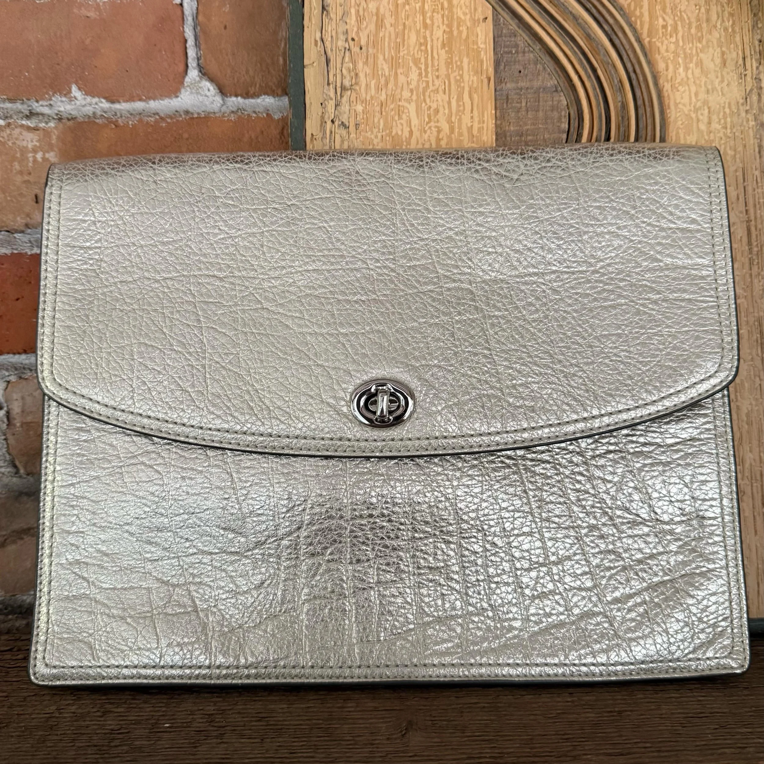 Coach large silver leather envelop clutch
$50
.
.
$8 shipping continental US
Free shipping for purchases over $100
.
.
FOLLOW OUR BACKUP ACCOUNT: @seaagainconsignment