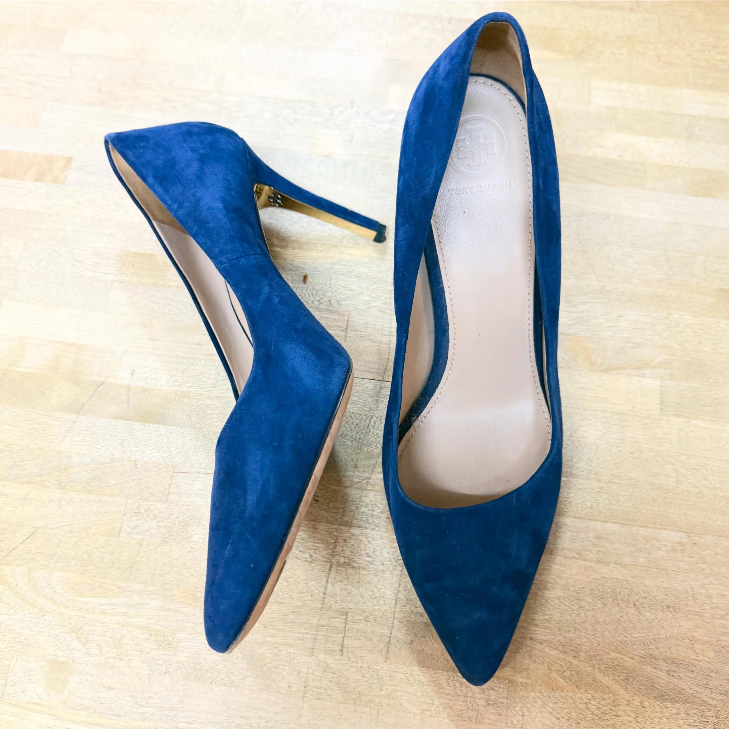 Sexy pair of T. Burch suede pumps. 9.5 * $85
.
.
$8 shipping continental US
Free shipping for purchases over $100
.
.
FOLLOW OUR BACKUP ACCOUNT: @seaagainconsignment