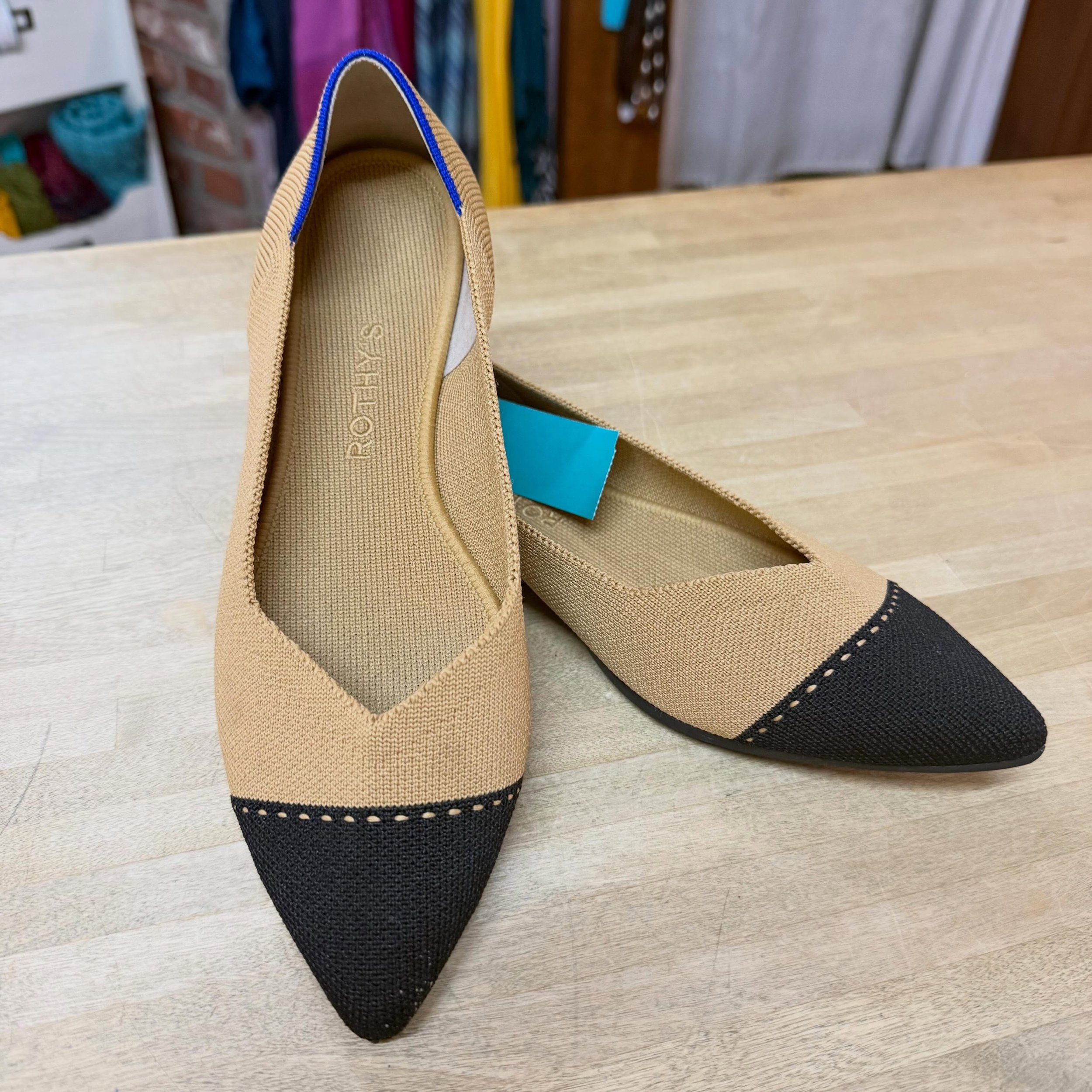 Classy flats 💫
8.5 * $40
.
.
$8 shipping continental US
Free shipping for purchases over $100
.
.
FOLLOW OUR BACKUP ACCOUNT: @seaagainconsignment