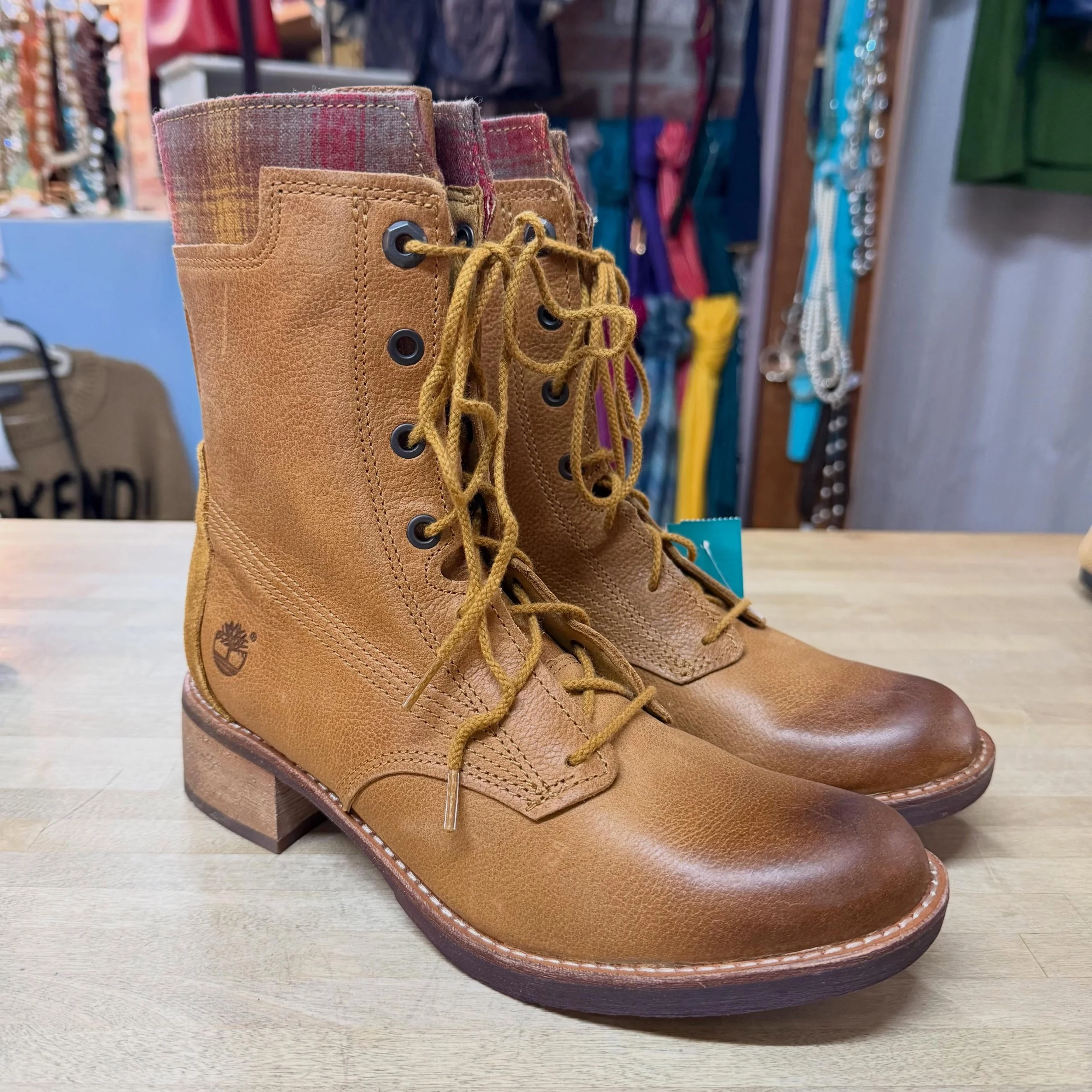🆕 Pendleton collab boots. 
Sz 8 * $85
.
.
$8 shipping continental US
Free shipping for purchases over $100
.
.
FOLLOW OUR BACKUP ACCOUNT: @seaagainconsignment