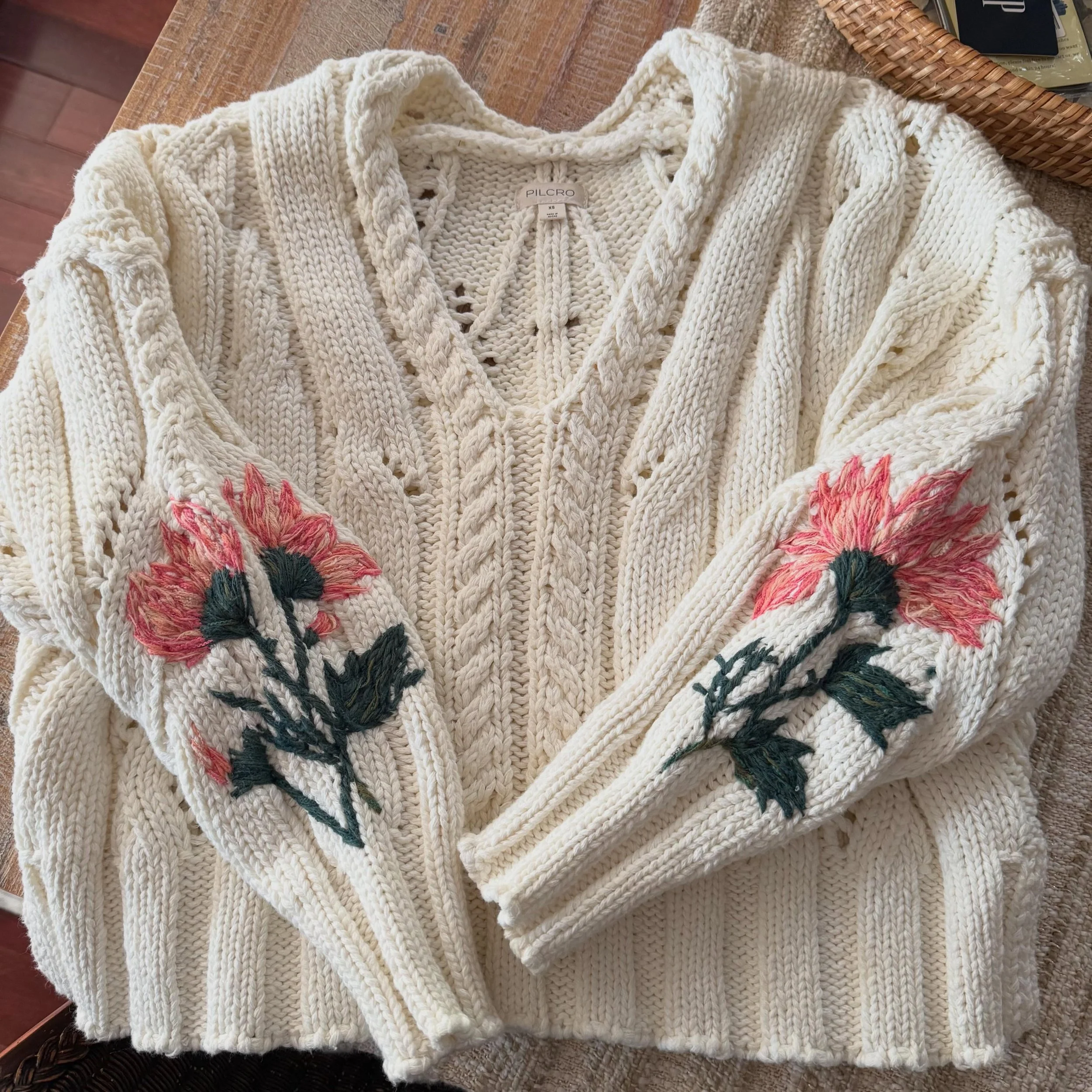 The embroidery on the sleeves is so pretty!! You guessed it, it&rsquo;s Anthro! 
XS * $42
.
.
$8 shipping continental US
Free shipping for purchases over $100
.
.
FOLLOW OUR BACKUP ACCOUNT: @seaagainconsignment