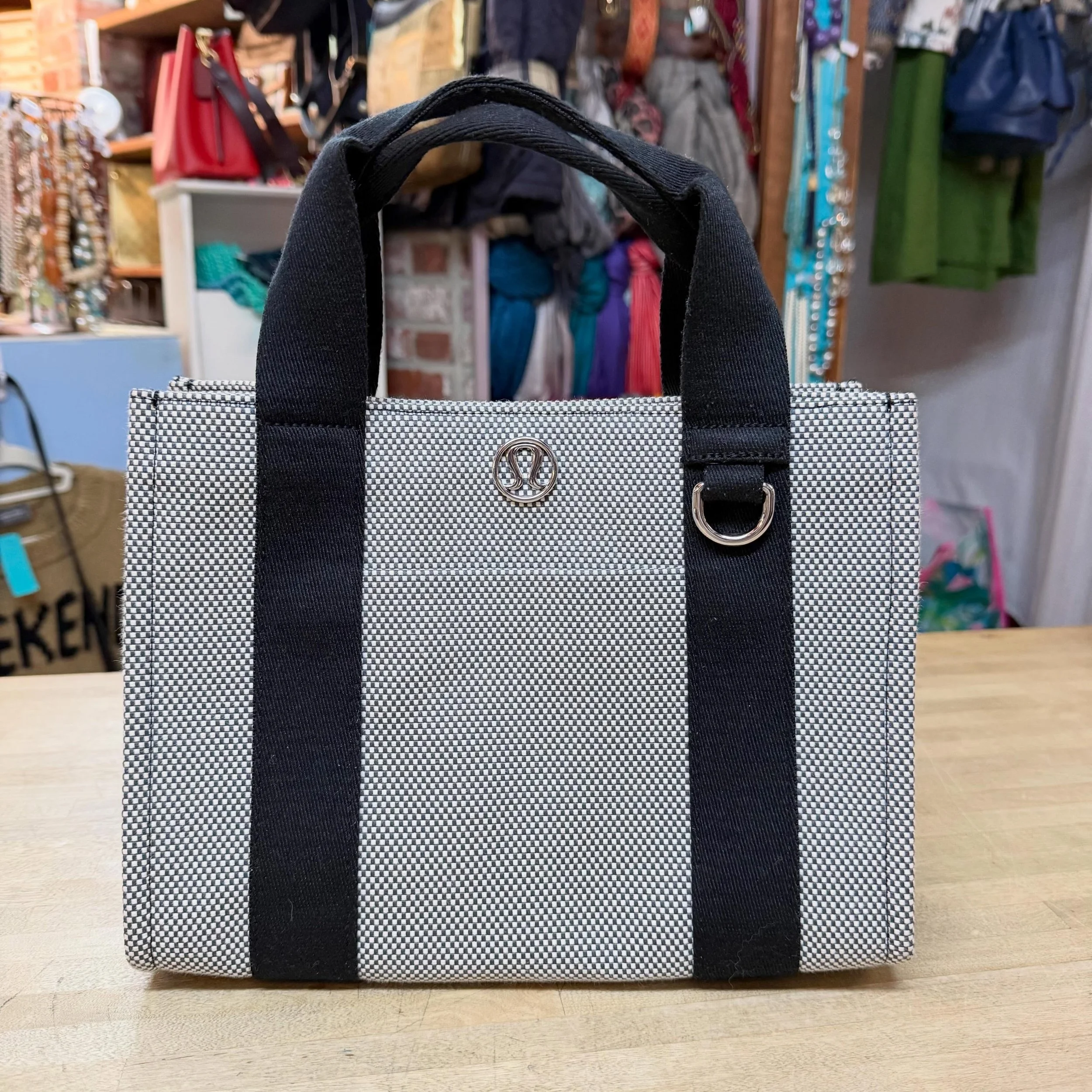 Lulu🍋 two-tone canvas mini tote, with crossbody strap * $55
.
.
$8 shipping continental US
Free shipping for purchases over $100
.
.
FOLLOW OUR BACKUP ACCOUNT: @seaagainconsignment