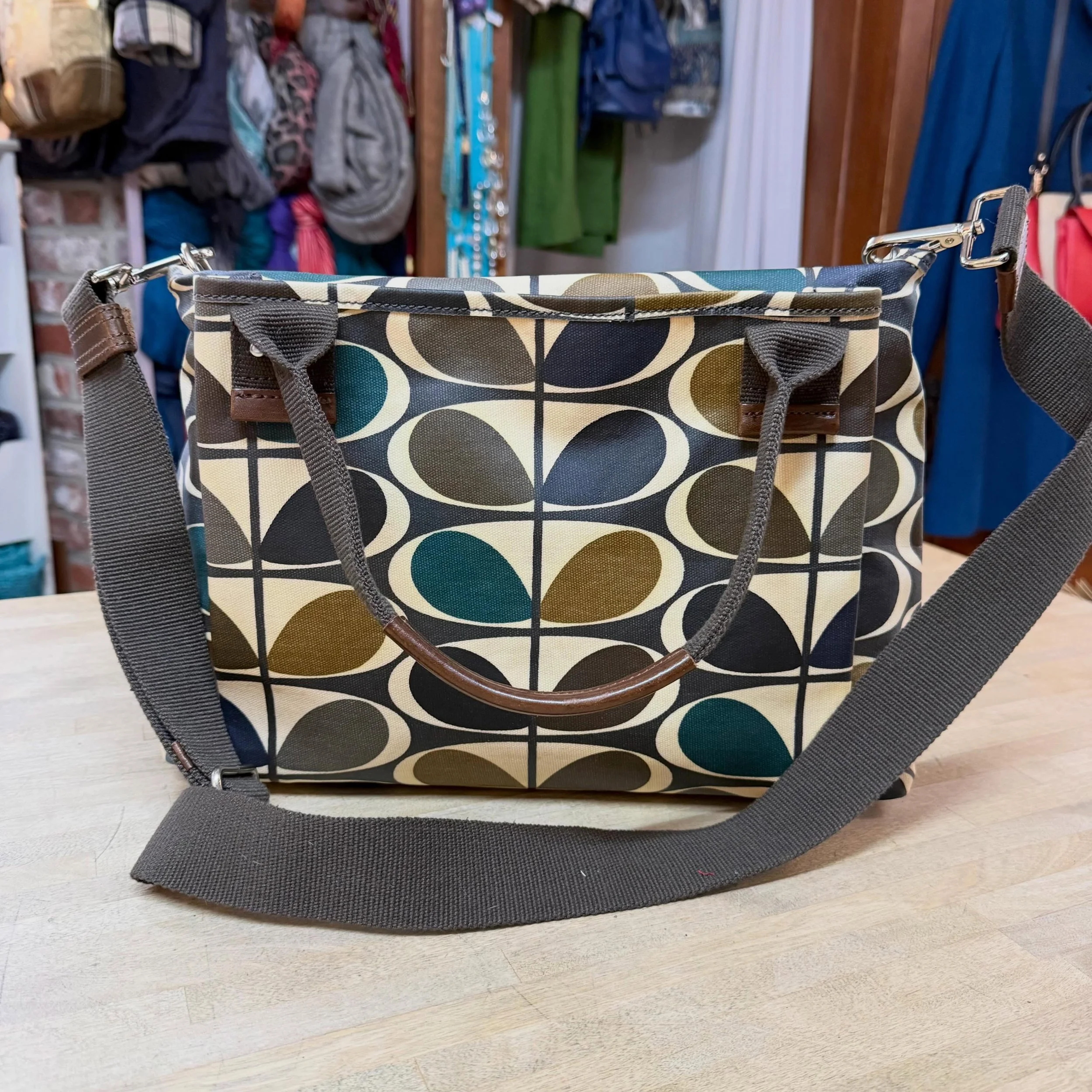 O. Kiely crossbody tote 
$65
.
.
$8 shipping continental US
Free shipping for purchases over $100
.
.
FOLLOW OUR BACKUP ACCOUNT: @seaagainconsignment