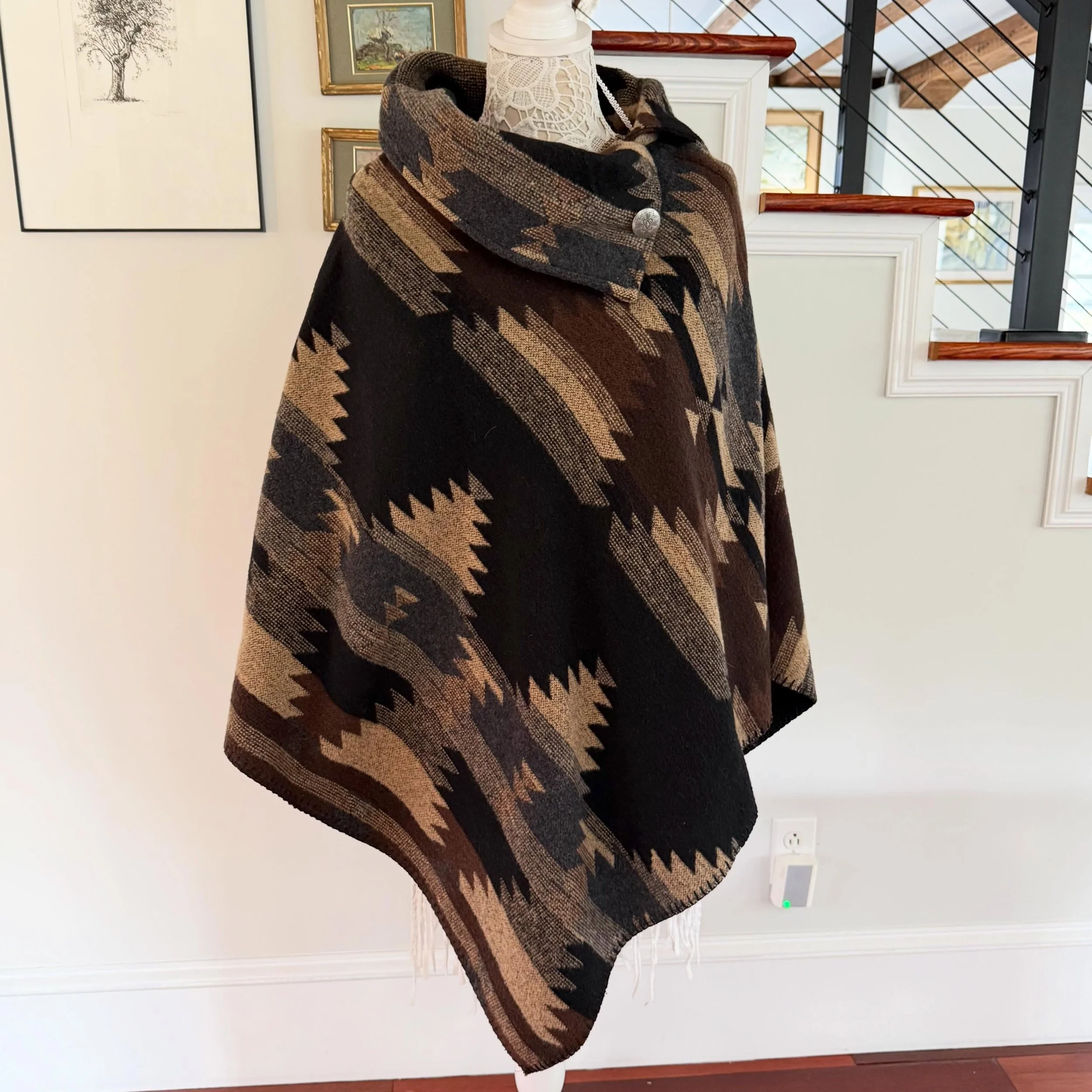 Ronda Stark poncho. Made in USA * $90
.
.
$8 shipping continental US
Free shipping for purchases over $100
.
.
FOLLOW OUR BACKUP ACCOUNT: @seaagainconsignment