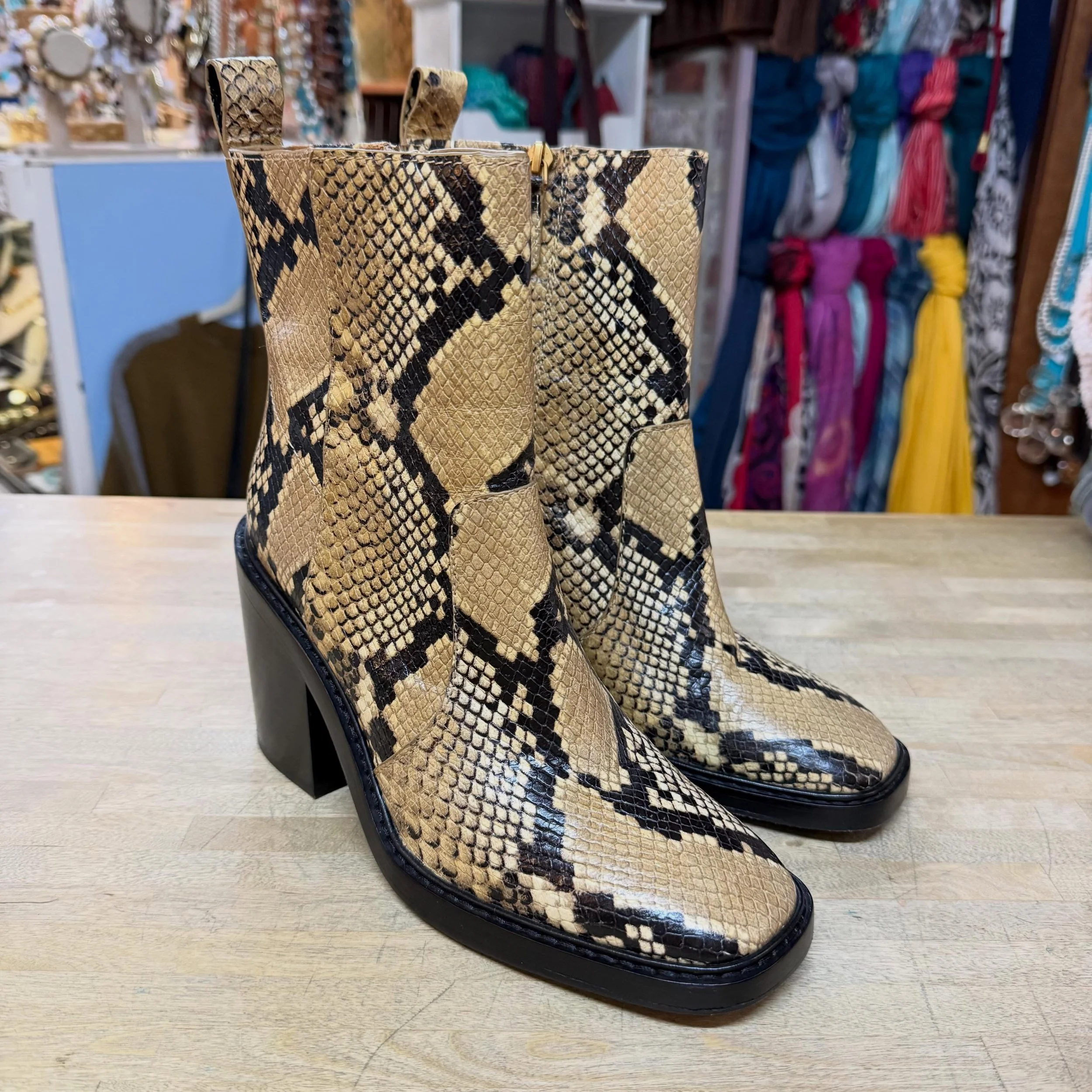 🆕 T. Burch &ldquo;pale desert roccia&rdquo; snakeskin print booties.
7.5 * $98
.
.
$8 shipping continental US
Free shipping for purchases over $100
.
.
FOLLOW OUR BACKUP ACCOUNT: @seaagainconsignment